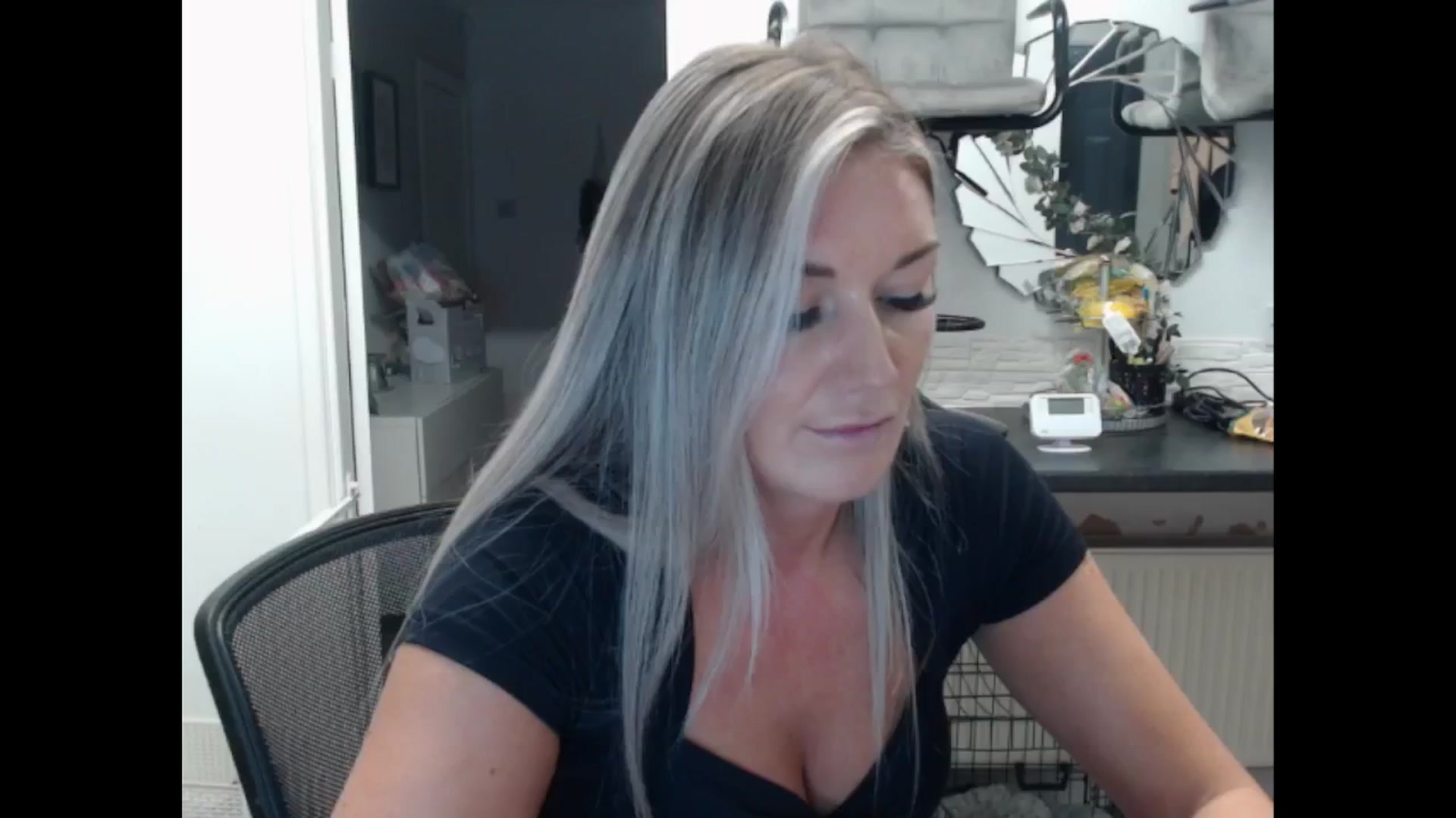 Gallery image thumbnail from LovelyLucy25's myfreecams stream on, 11/14/2024, 17:45 image 10 of 20