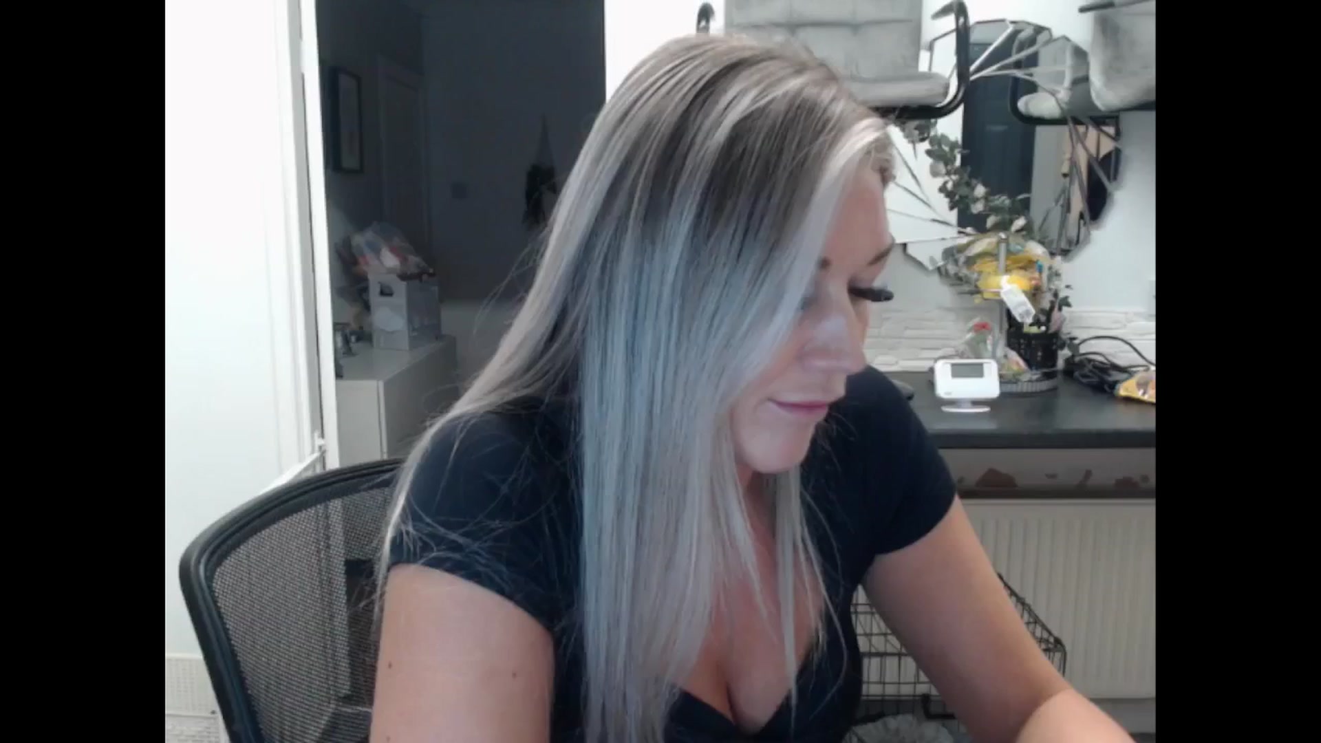 Gallery image thumbnail from LovelyLucy25's myfreecams stream on, 11/14/2024, 17:45 image 4 of 20
