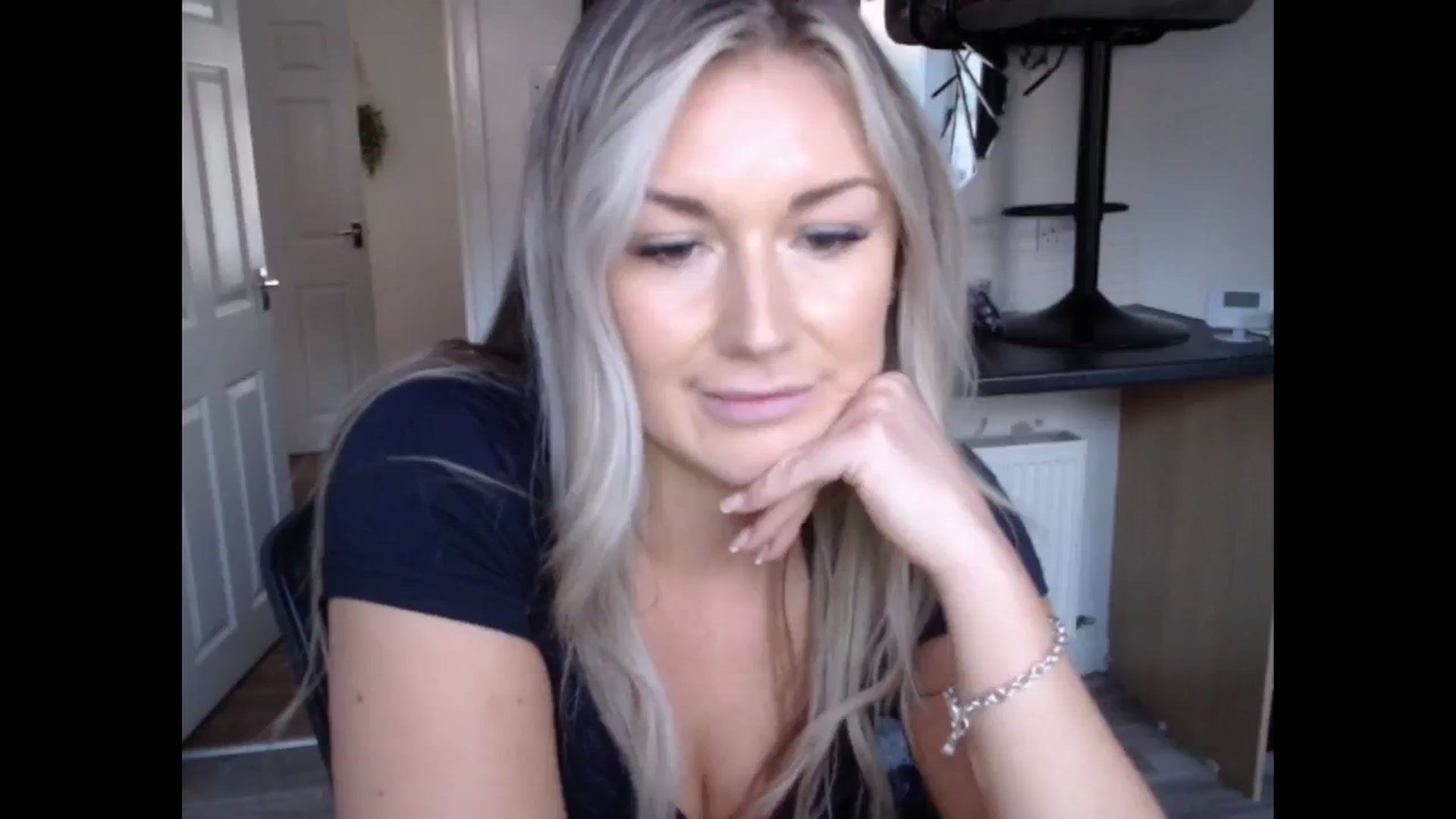 Gallery image thumbnail from LovelyLucy25's myfreecams stream on, 11/28/2024, 15:45 image 17 of 20