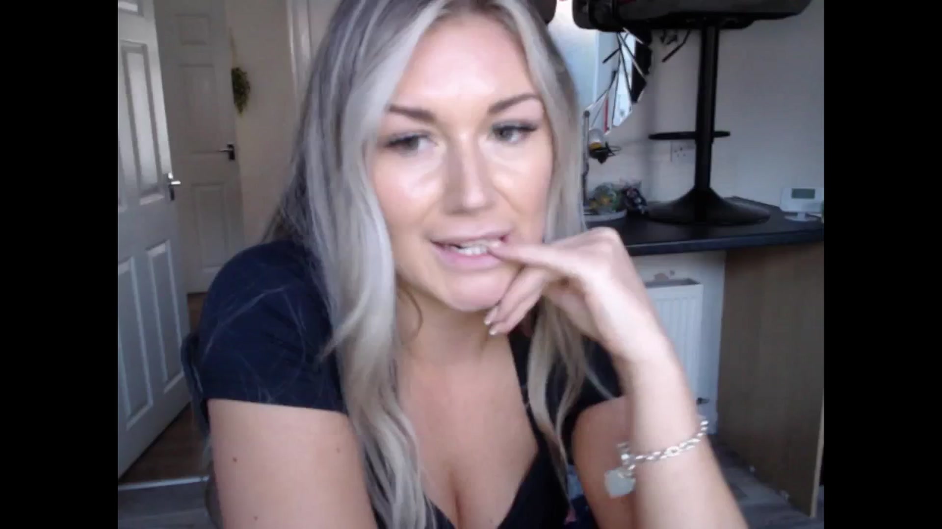 Gallery image thumbnail from LovelyLucy25's myfreecams stream on, 11/28/2024, 15:45 image 20 of 20