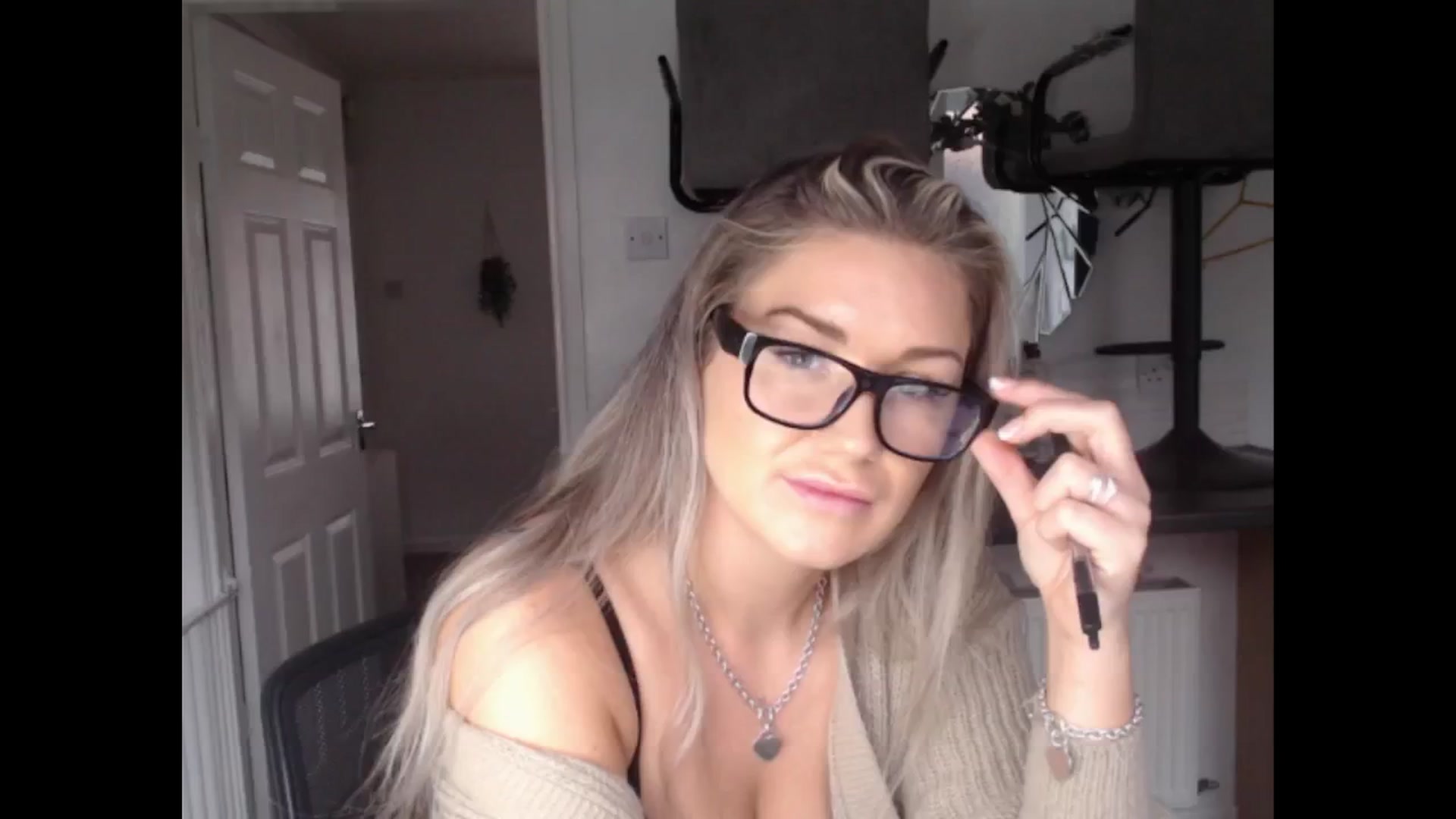 Gallery image thumbnail from LovelyLucy25's myfreecams stream on, 12/05/2024, 09:34 image 19 of 20