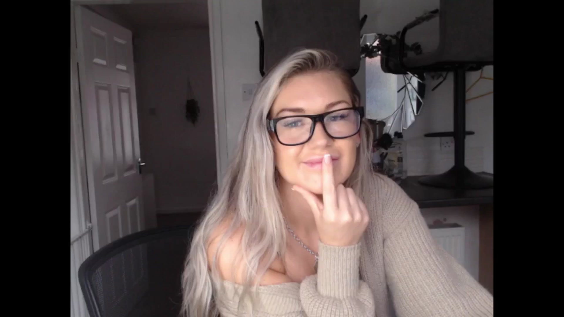 Gallery image thumbnail from LovelyLucy25's myfreecams stream on, 12/05/2024, 09:34 image 8 of 20
