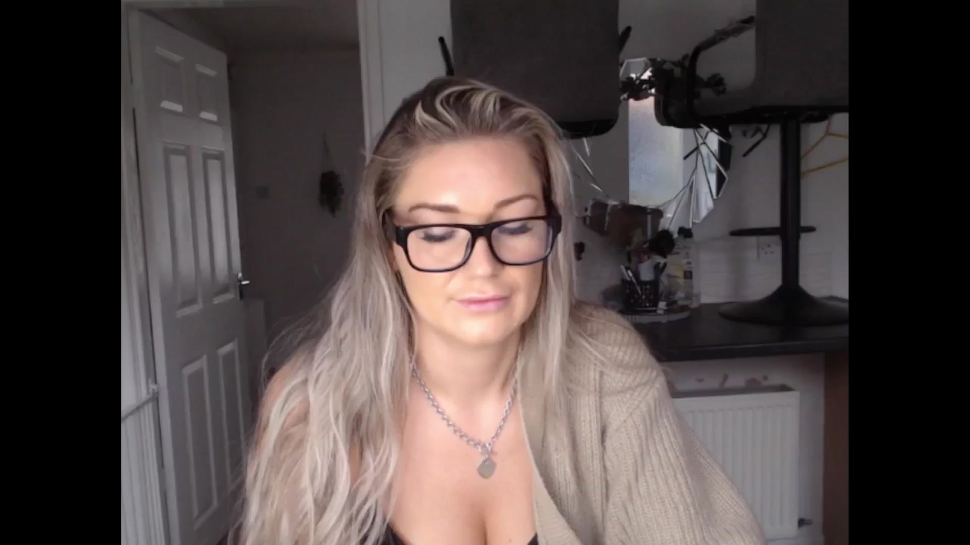 Gallery image thumbnail from LovelyLucy25's myfreecams stream on, 12/05/2024, 09:34 image 17 of 20