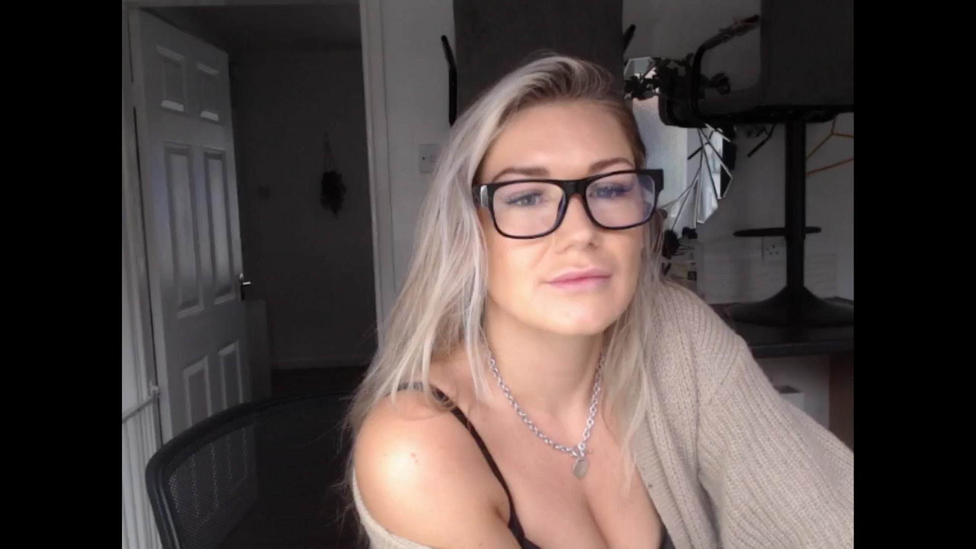 Gallery image thumbnail from LovelyLucy25's myfreecams stream on, 12/05/2024, 09:34 image 2 of 20