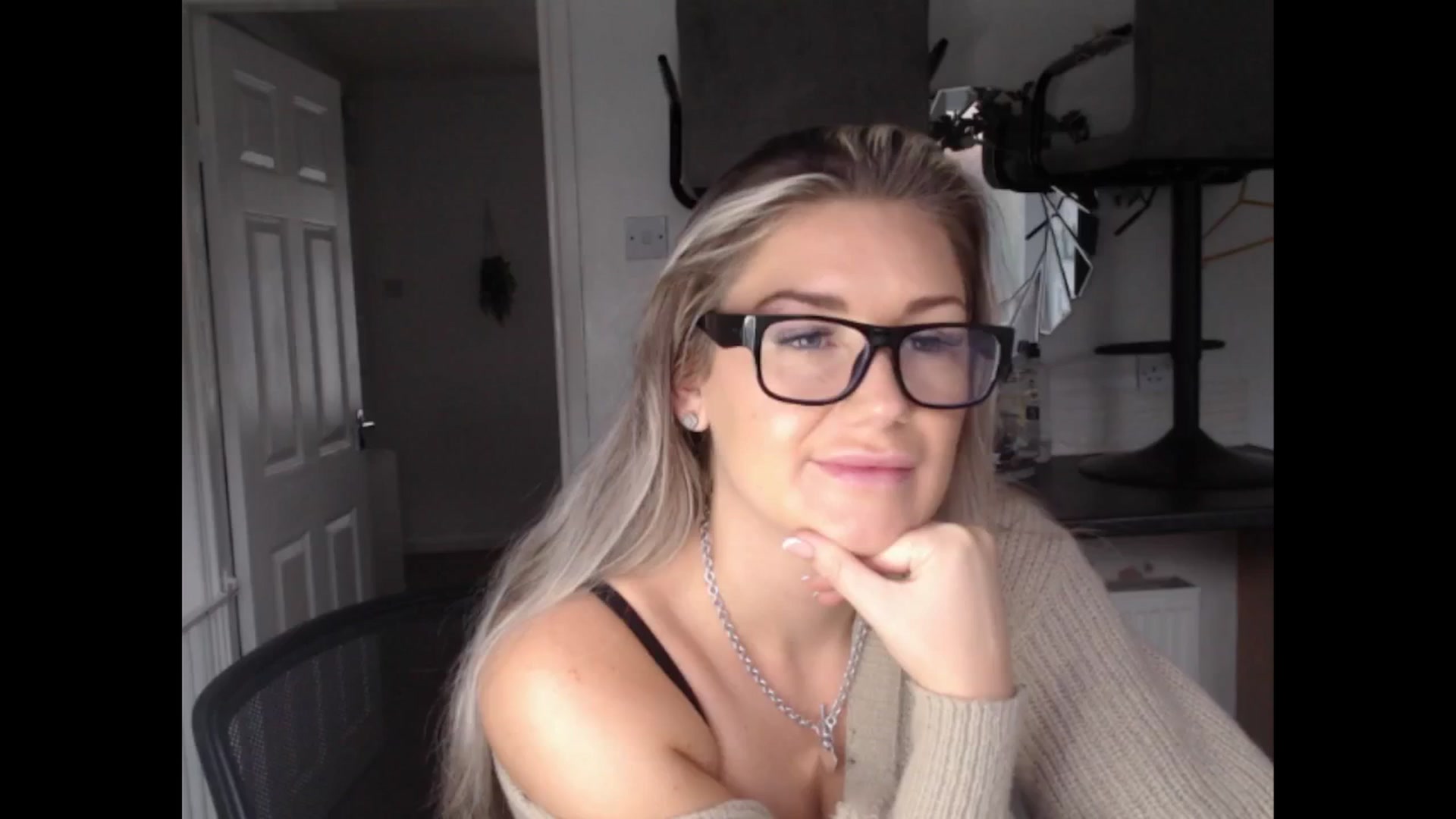 Gallery image thumbnail from LovelyLucy25's myfreecams stream on, 12/05/2024, 09:34 image 14 of 20
