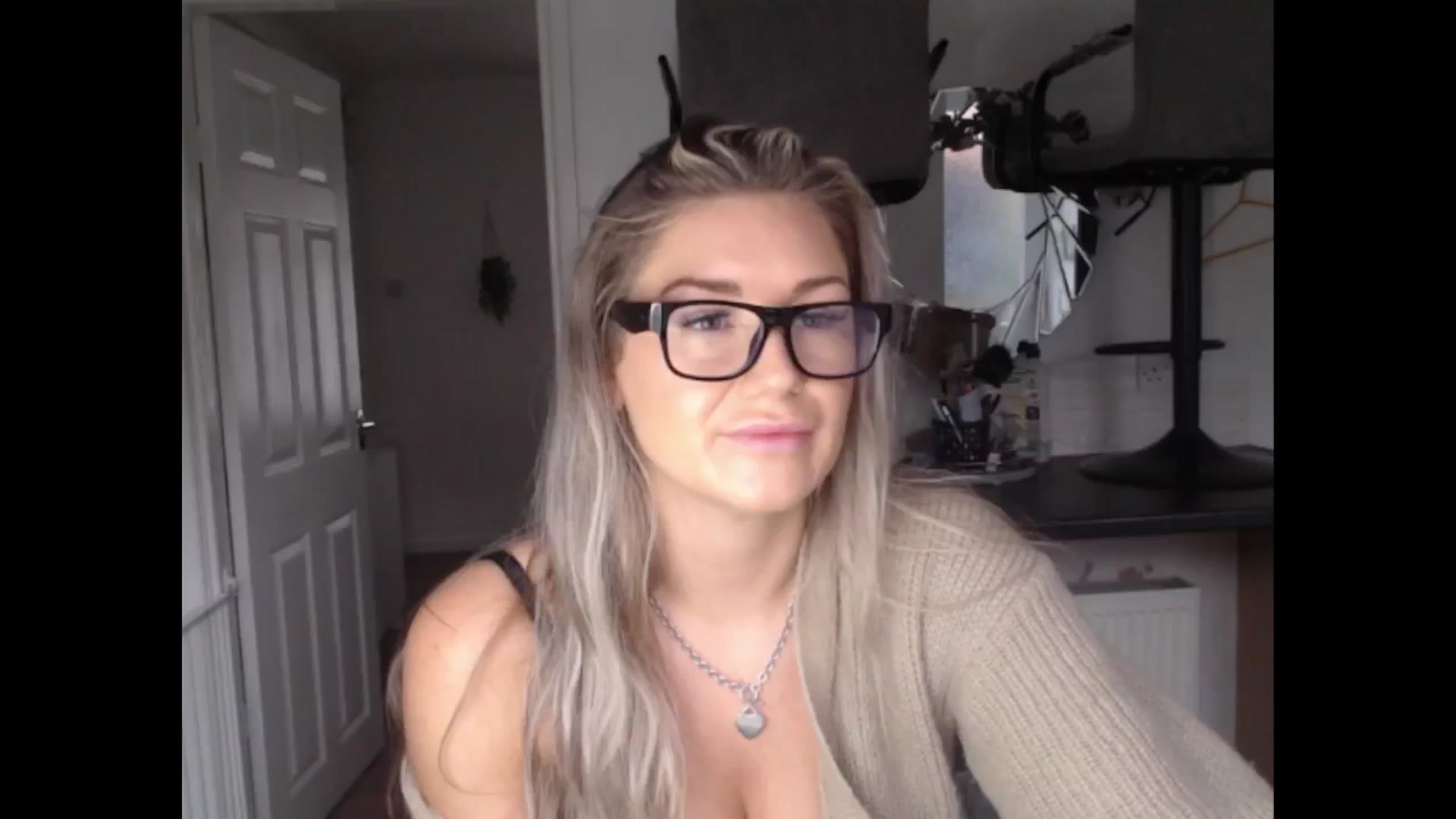 Gallery image thumbnail from LovelyLucy25's myfreecams stream on, 12/05/2024, 09:34 image 16 of 20