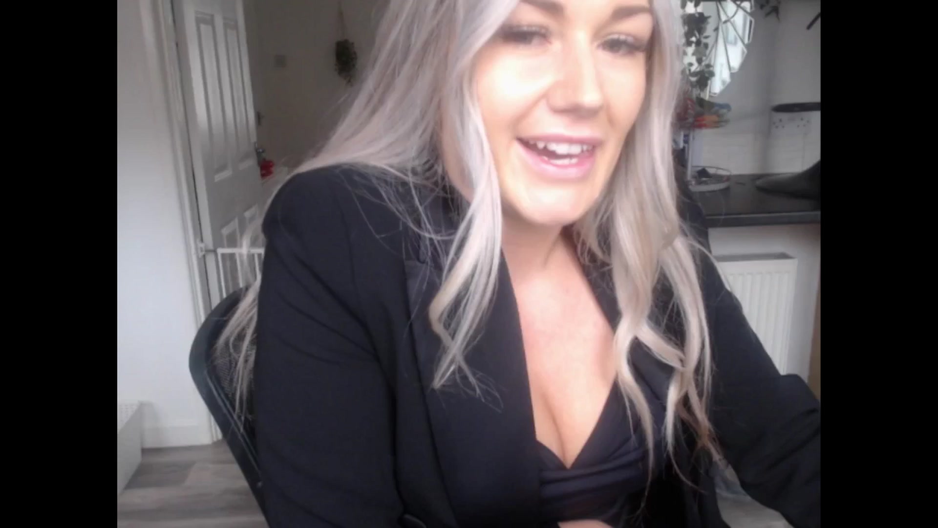 Gallery image thumbnail from LovelyLucy25's myfreecams stream on, 12/20/2024, 11:53 image 10 of 20