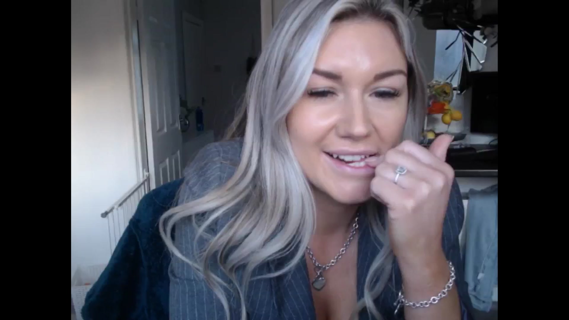 Gallery image thumbnail from LovelyLucy25's myfreecams stream on, 01/10/2025, 10:52 image 6 of 20