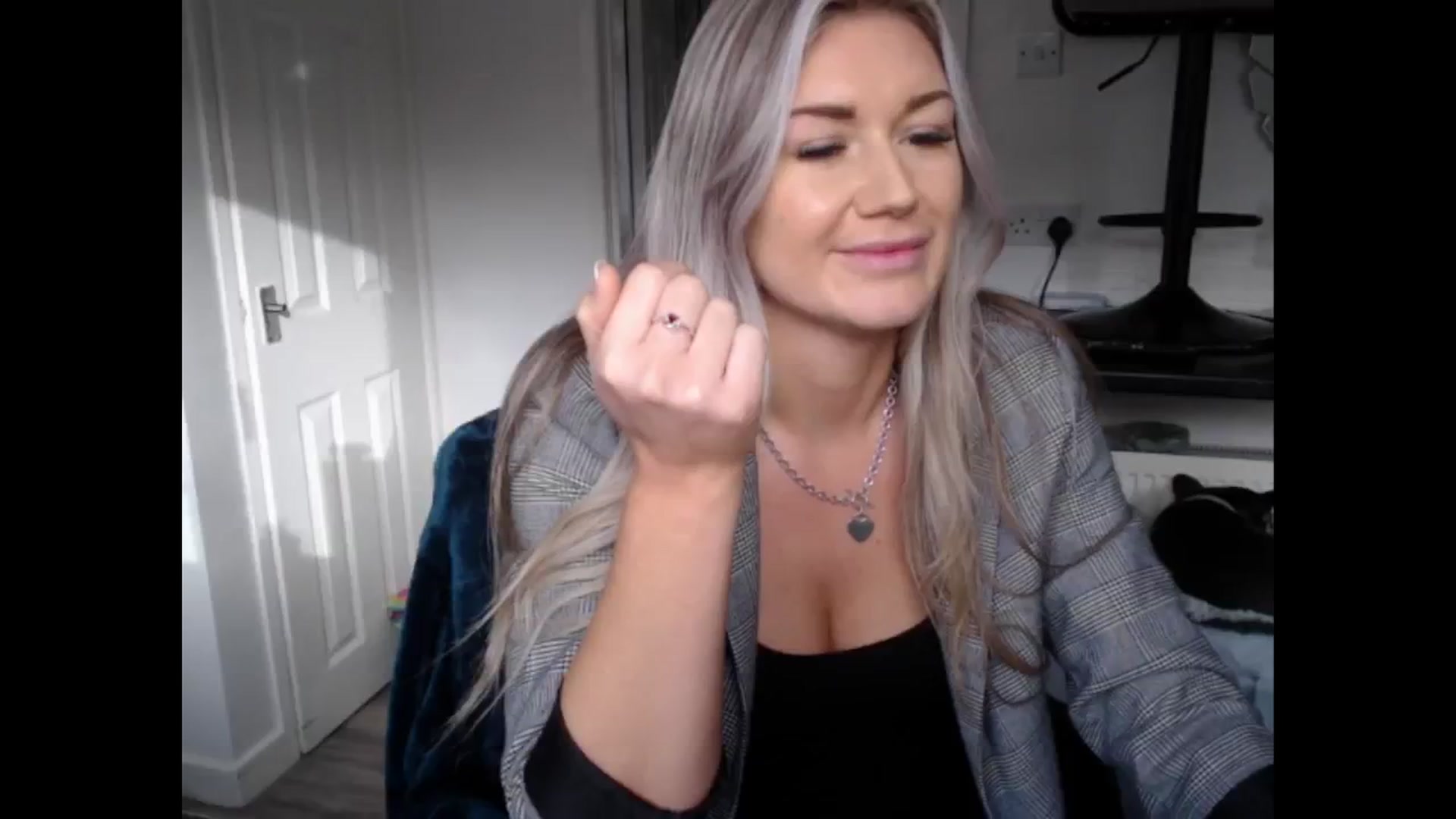 Gallery image thumbnail from LovelyLucy25's myfreecams stream on, 01/24/2025, 10:59 image 16 of 20