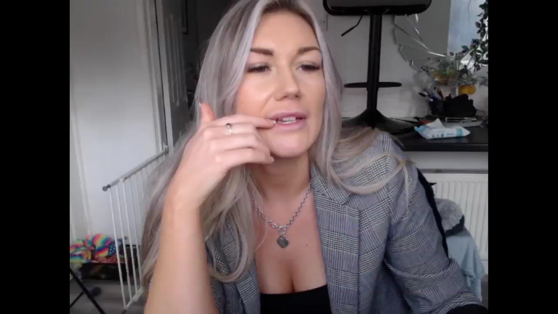 Gallery image thumbnail from LovelyLucy25's myfreecams stream on, 01/24/2025, 11:47 image 18 of 20