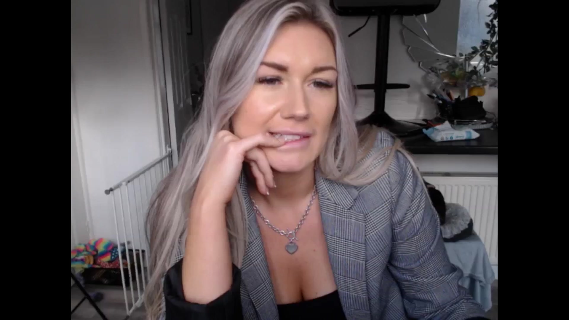 Gallery image thumbnail from LovelyLucy25's myfreecams stream on, 01/24/2025, 11:47 image 7 of 20