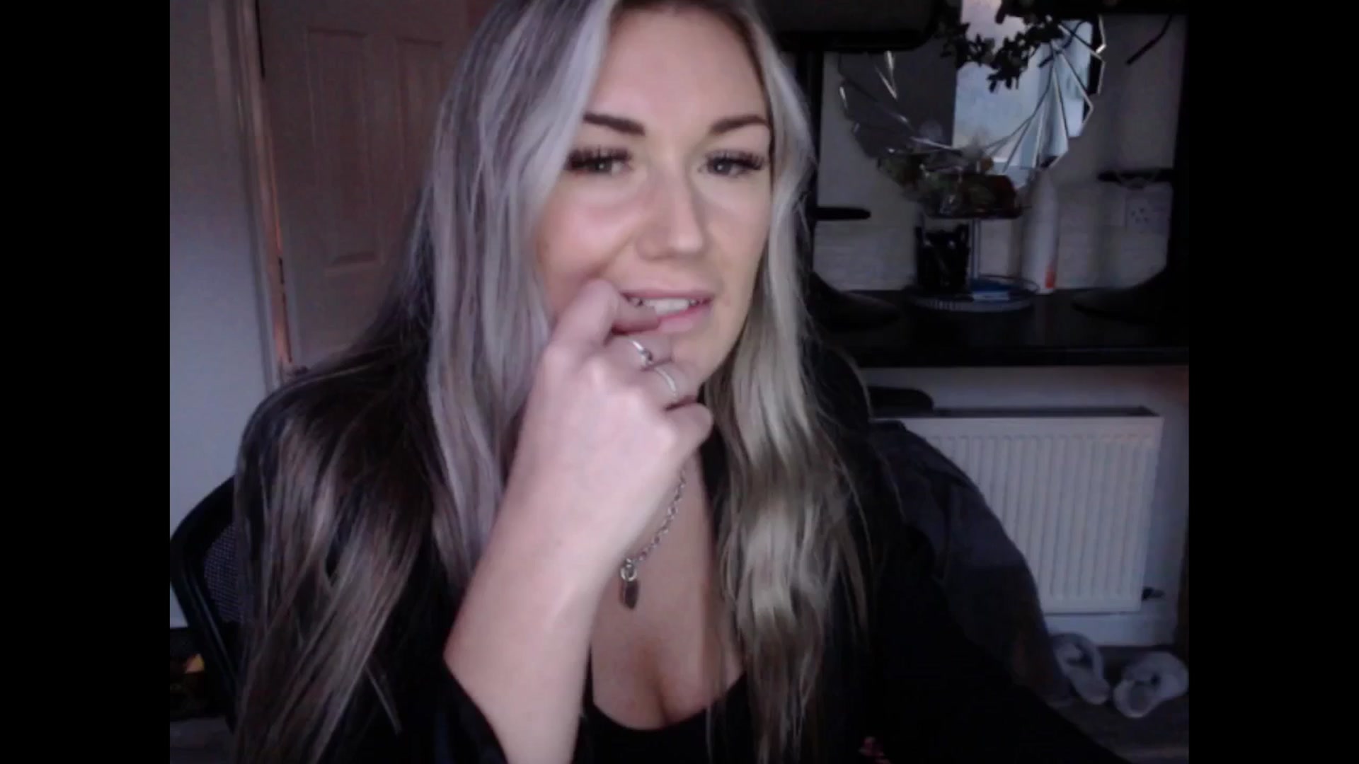 Gallery image thumbnail from LovelyLucy25's myfreecams stream on, 02/04/2025, 17:05 image 16 of 20