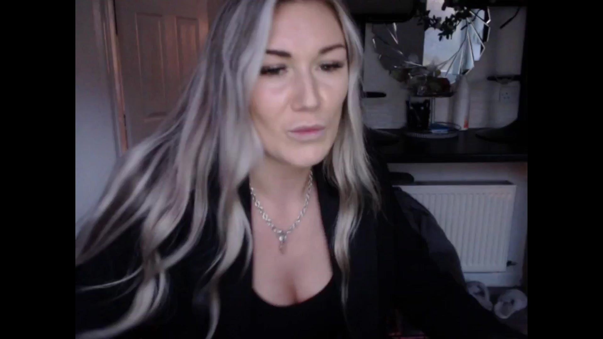 Gallery image thumbnail from LovelyLucy25's myfreecams stream on, 02/04/2025, 17:05 image 14 of 20