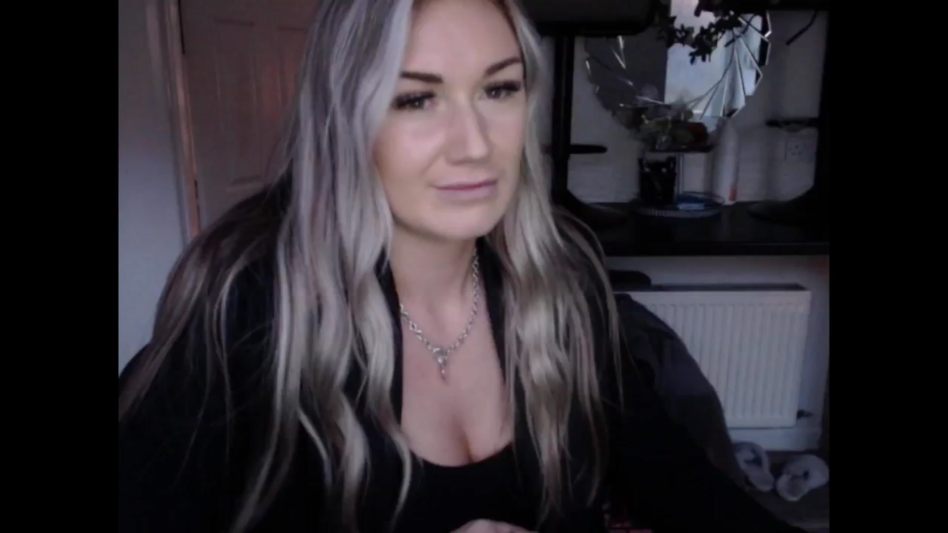 Gallery image thumbnail from LovelyLucy25's myfreecams stream on, 02/04/2025, 17:05 image 15 of 20