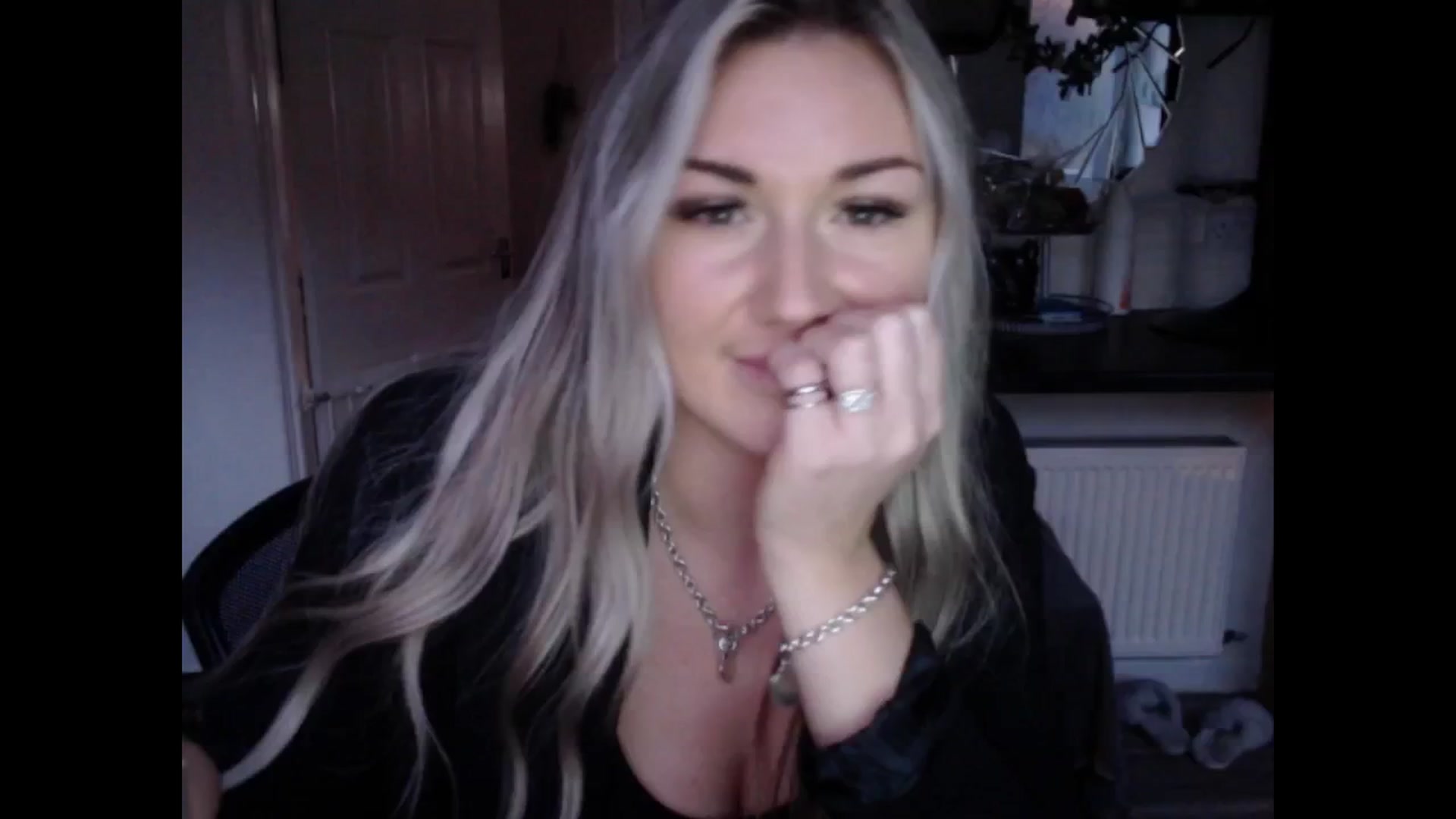 Gallery image thumbnail from LovelyLucy25's myfreecams stream on, 02/04/2025, 17:05 image 19 of 20