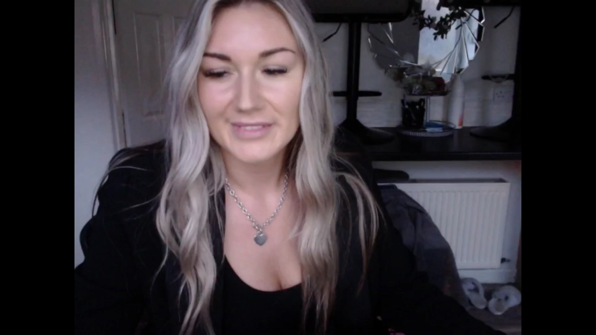 Gallery image thumbnail from LovelyLucy25's myfreecams stream on, 02/04/2025, 17:05 image 10 of 20