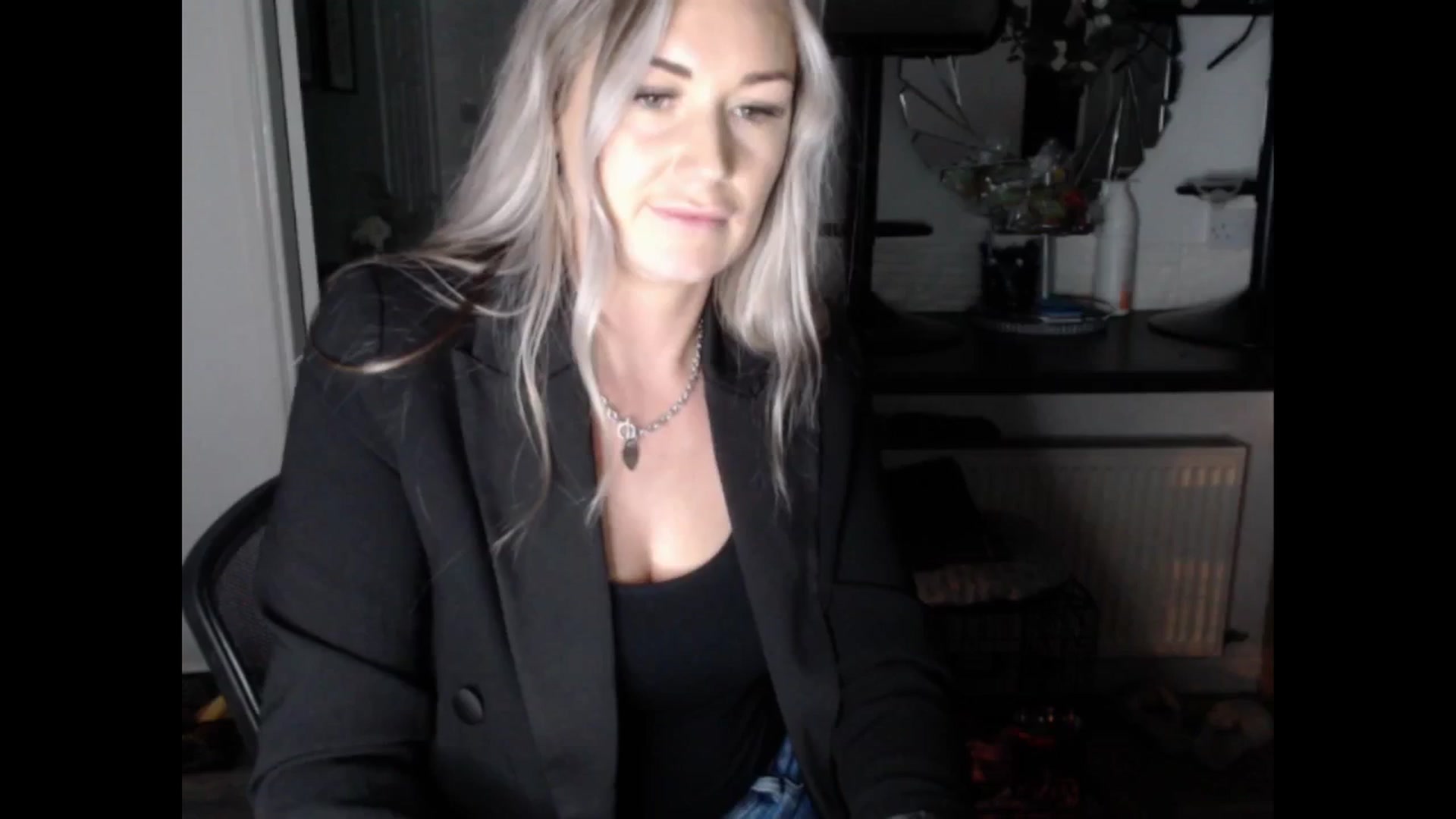 Gallery image thumbnail from LovelyLucy25's myfreecams stream on, 02/04/2025, 17:52 image 12 of 20