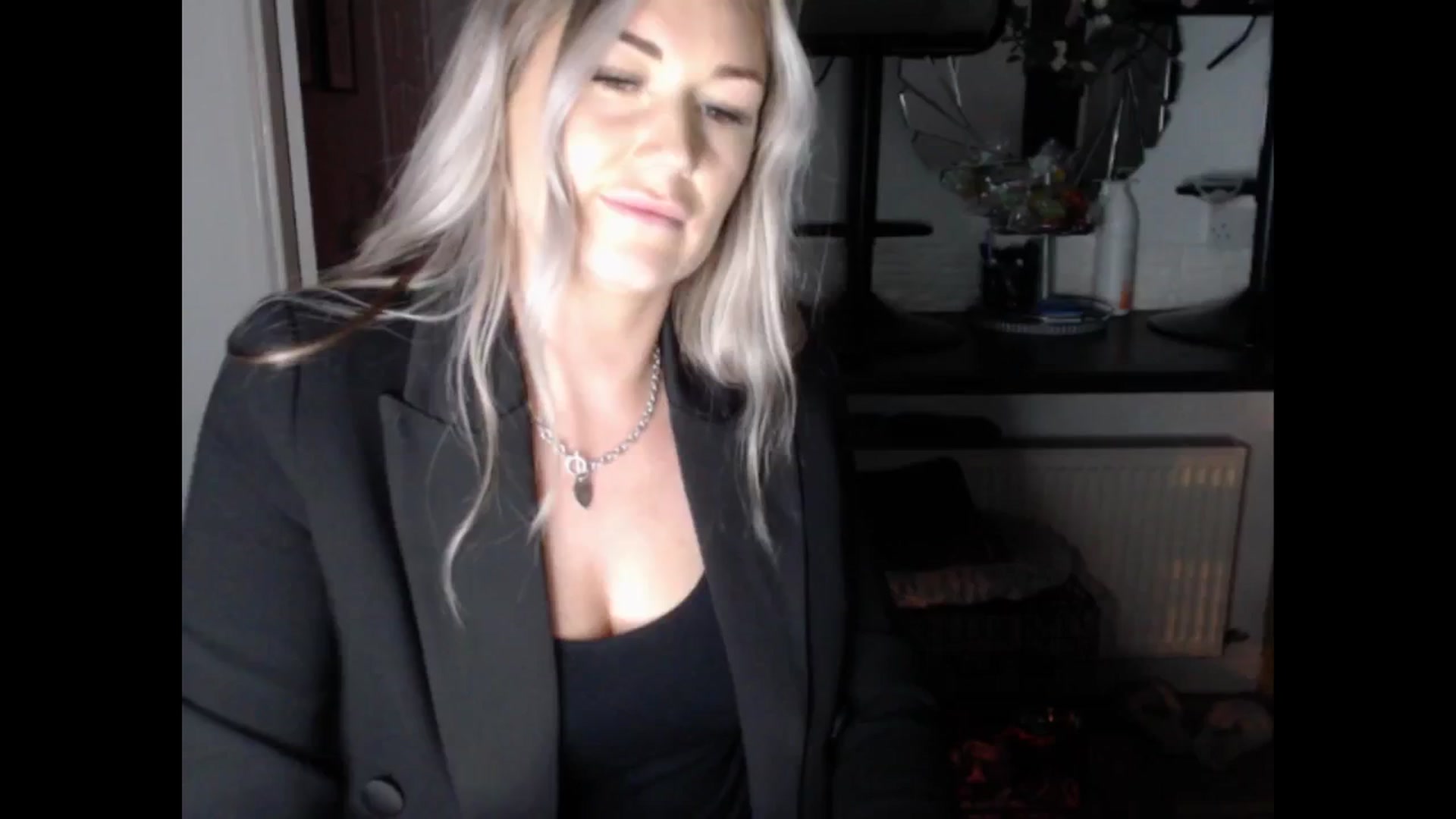 Gallery image thumbnail from LovelyLucy25's myfreecams stream on, 02/04/2025, 17:52 image 10 of 20