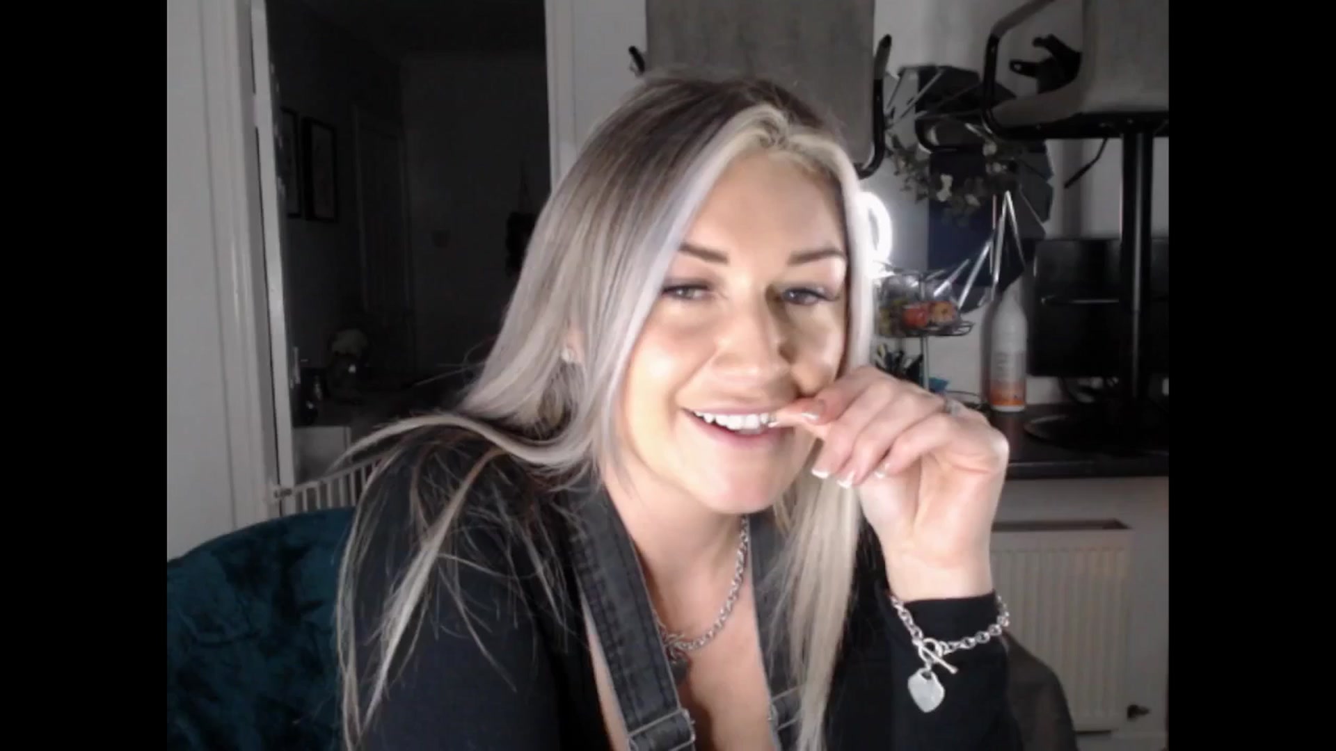 Gallery image thumbnail from LovelyLucy25's myfreecams stream on, 02/13/2025, 17:43 image 12 of 20