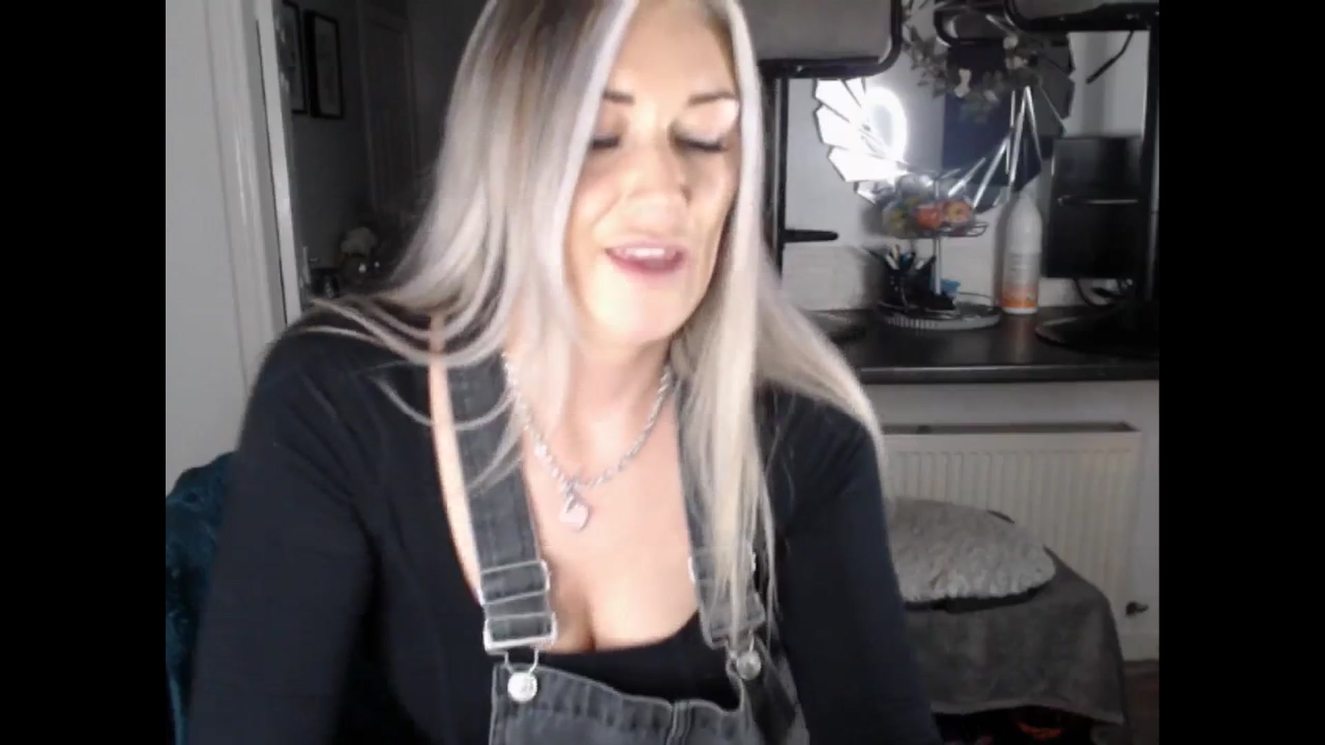 Gallery image thumbnail from LovelyLucy25's myfreecams stream on, 02/13/2025, 17:43 image 15 of 20