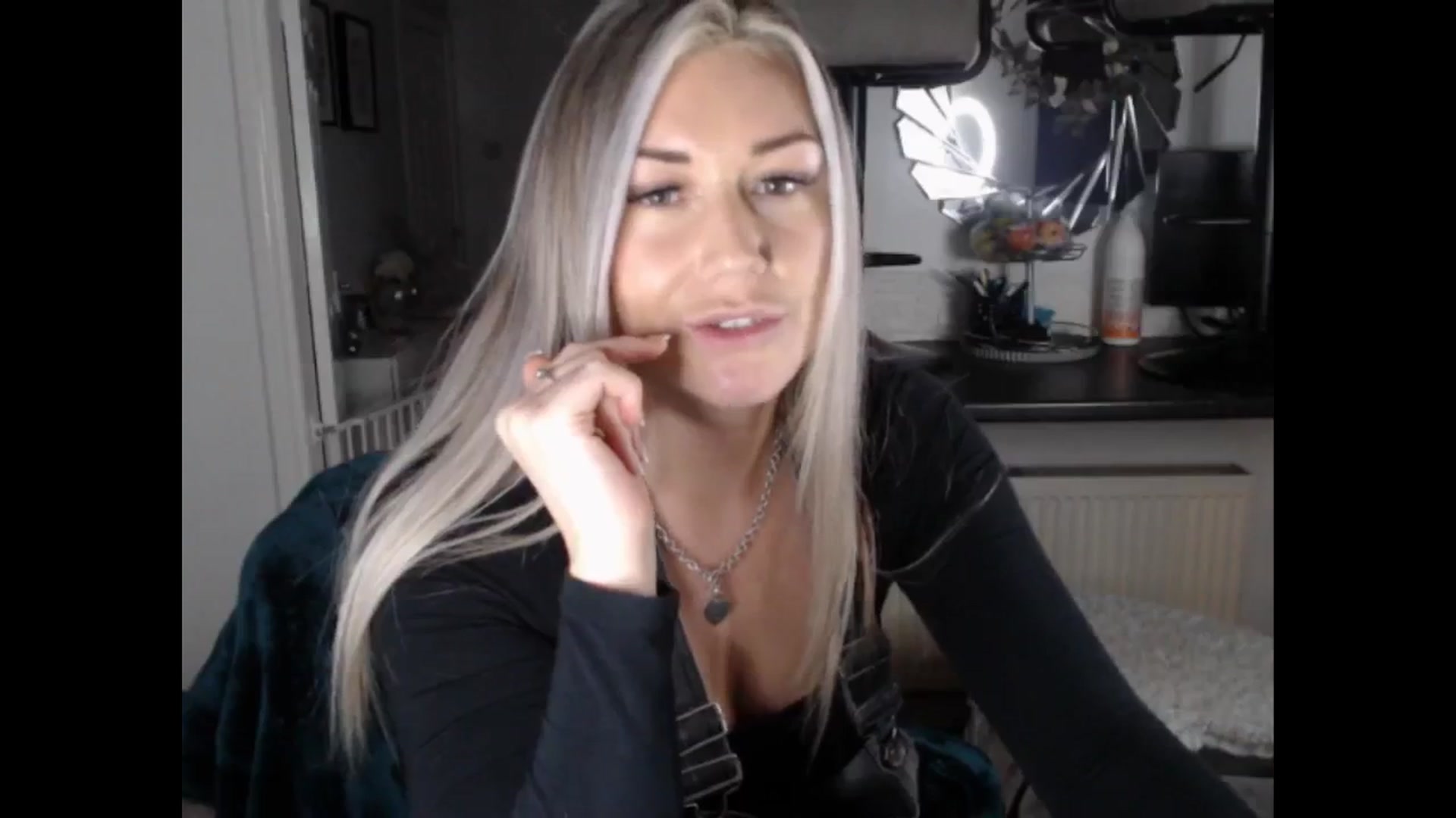 Gallery image thumbnail from LovelyLucy25's myfreecams stream on, 02/13/2025, 17:55 image 15 of 20