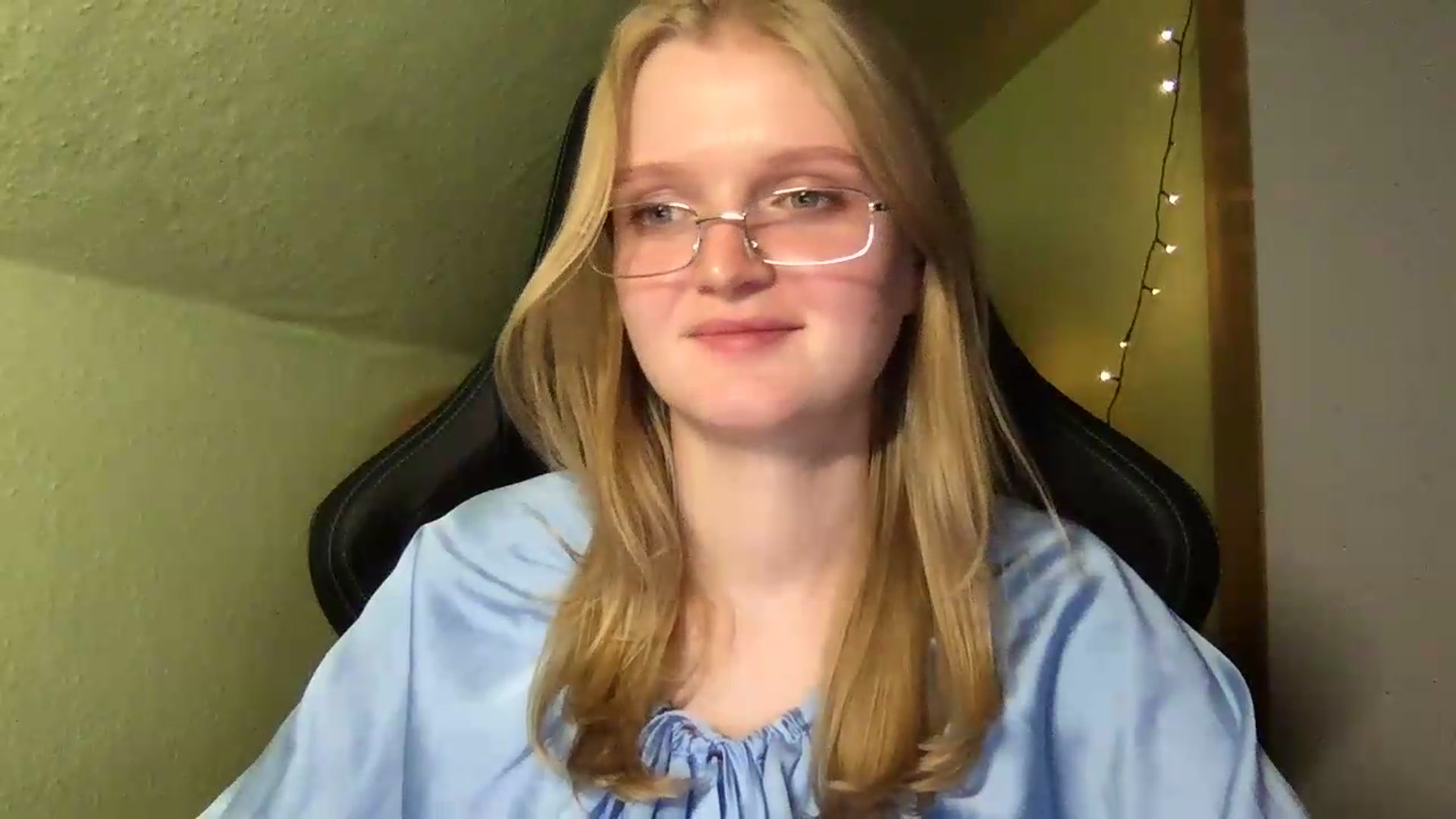 Gallery image thumbnail from Lovely_Ari's myfreecams stream on, 08/26/2026, 22:45 image 17 of 20