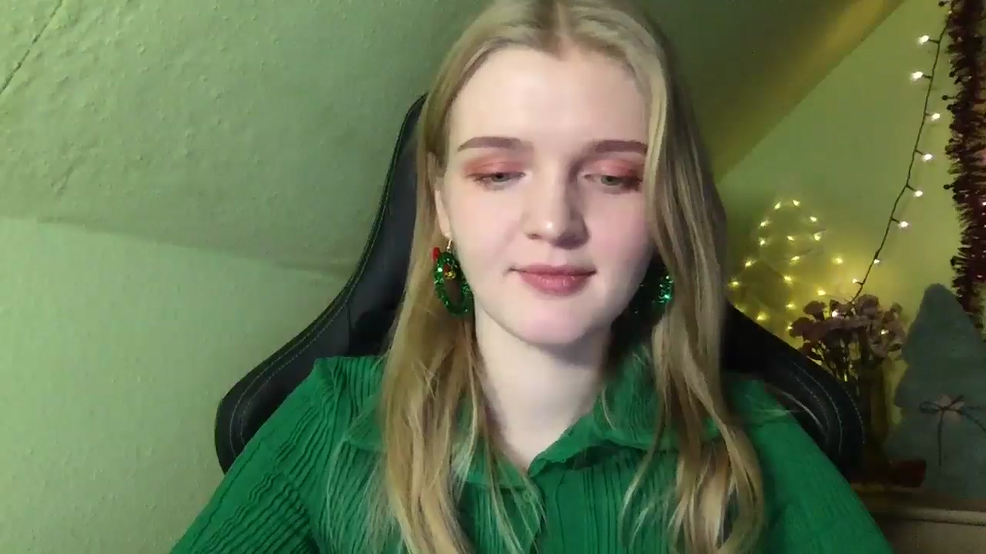Gallery image thumbnail from Lovely_Kitten's myfreecams stream on, 12/24/2025, 17:12 image 2 of 20