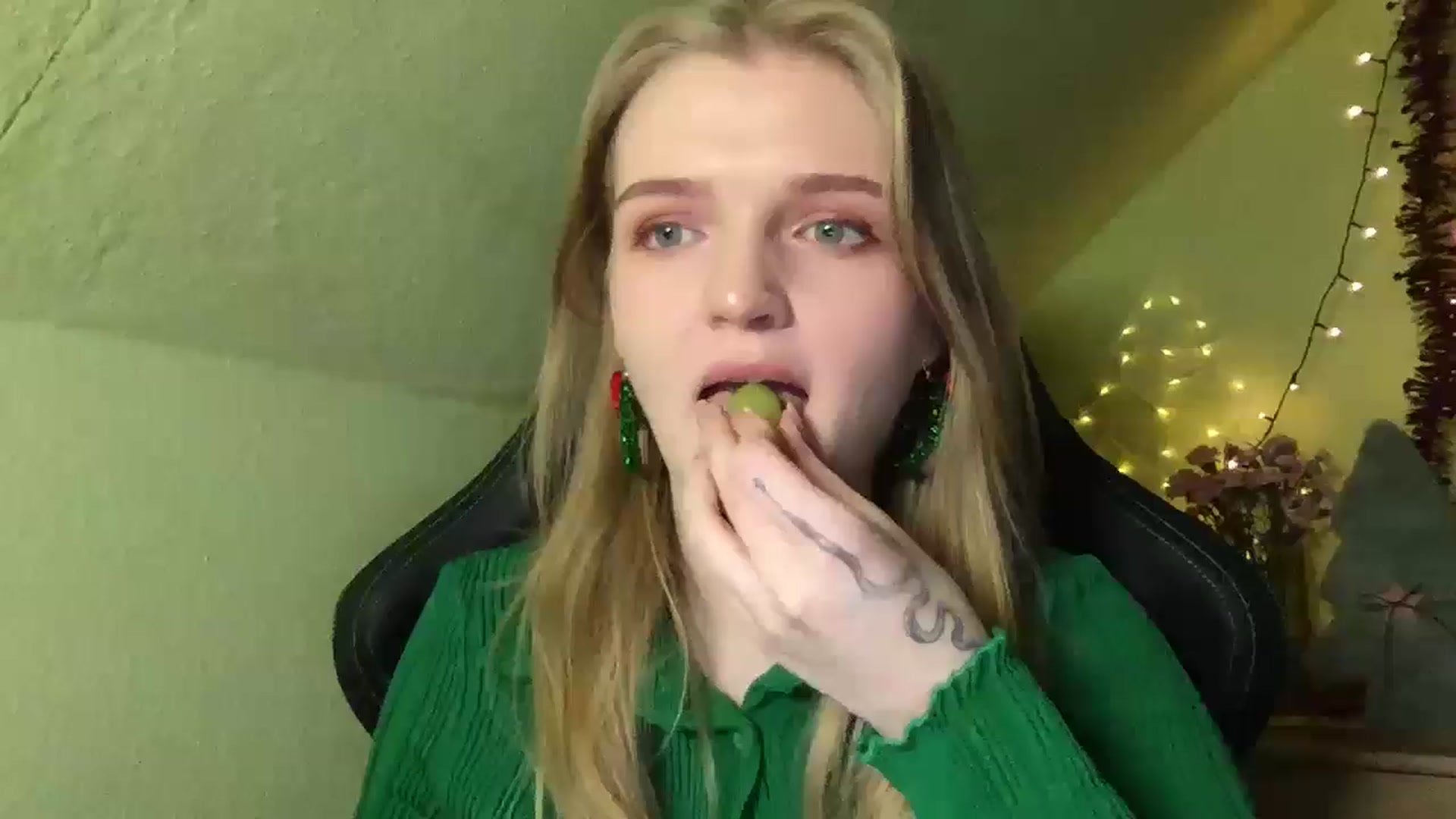 Gallery image thumbnail from Lovely_Kitten's myfreecams stream on, 12/24/2025, 17:12 image 14 of 20