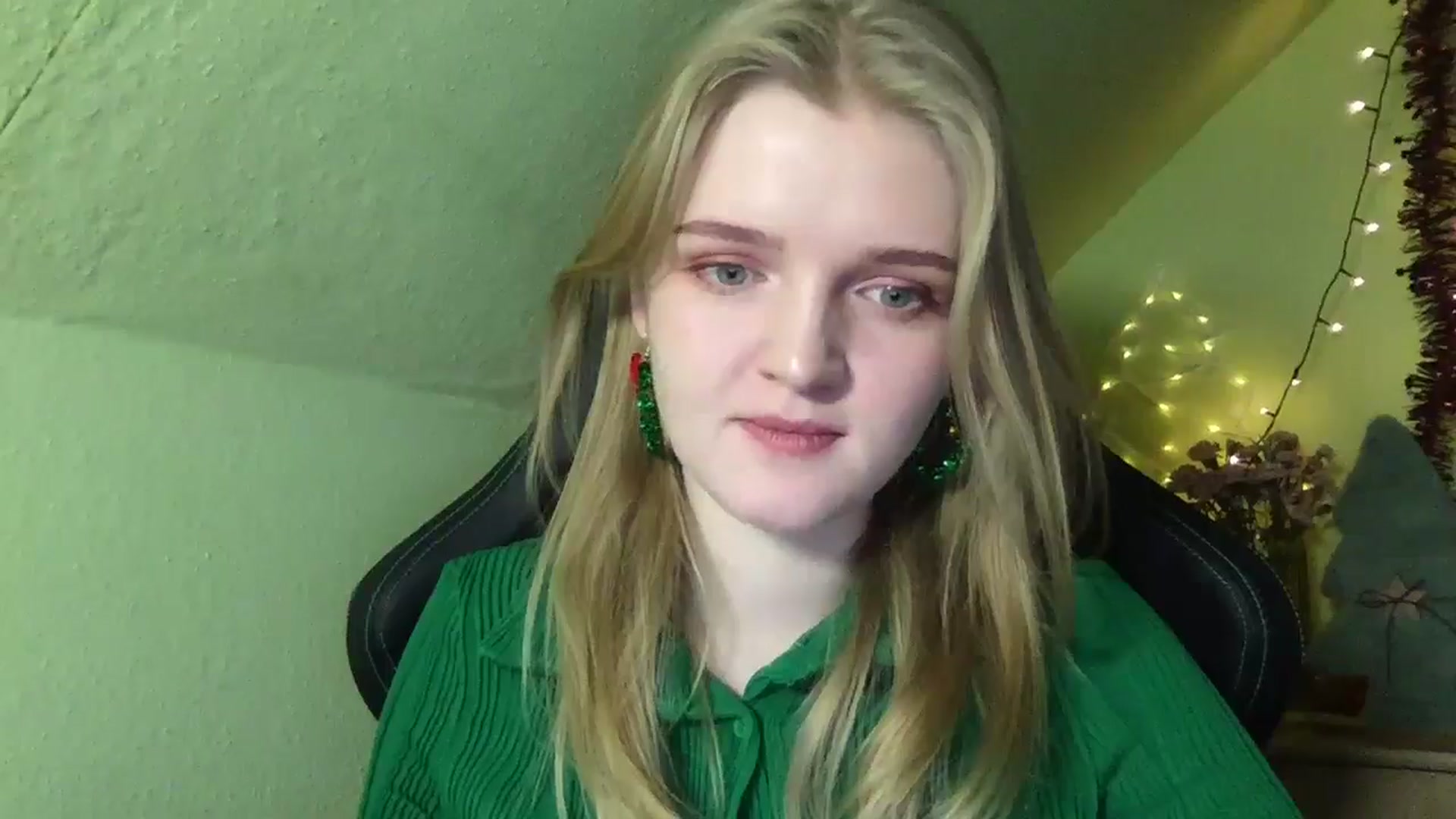 Gallery image thumbnail from Lovely_Kitten's myfreecams stream on, 12/24/2025, 17:12 image 16 of 20