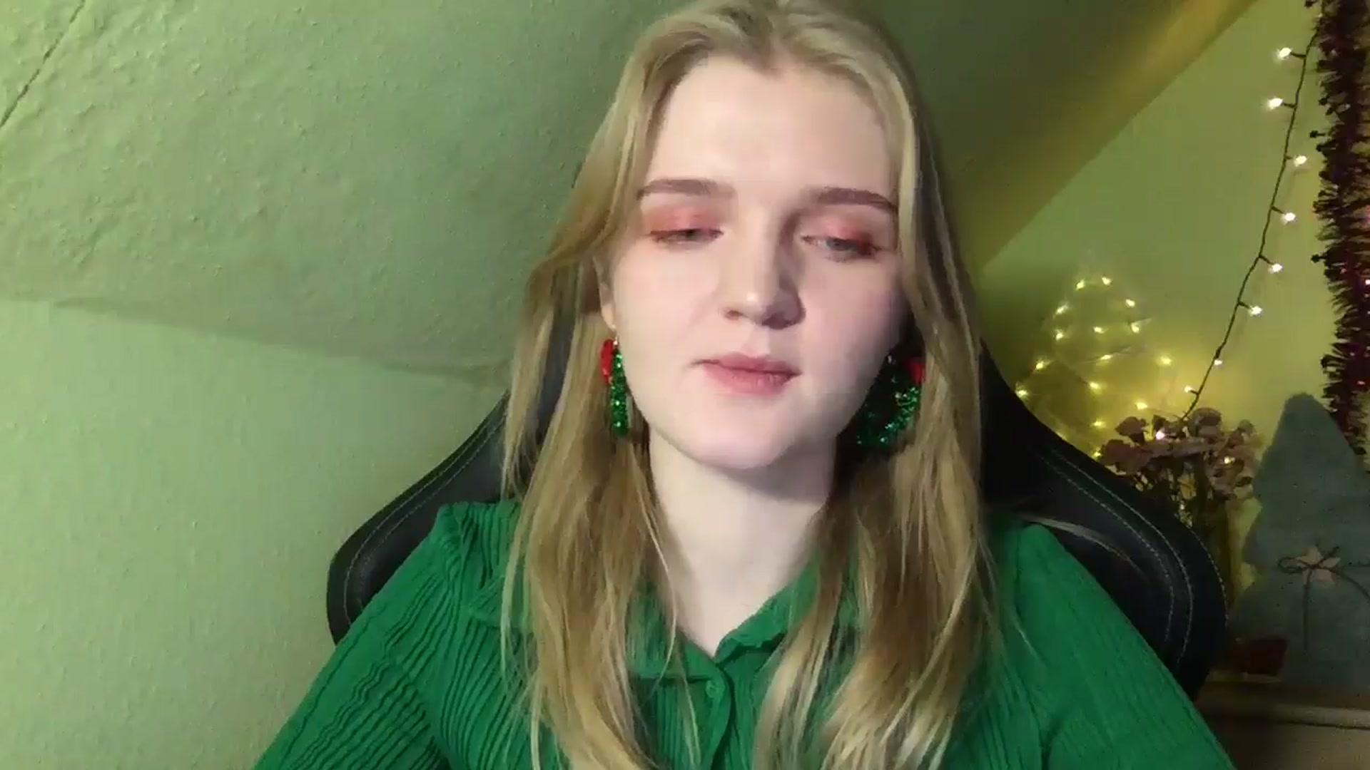 Gallery image thumbnail from Lovely_Kitten's myfreecams stream on, 12/24/2025, 17:12 image 17 of 20