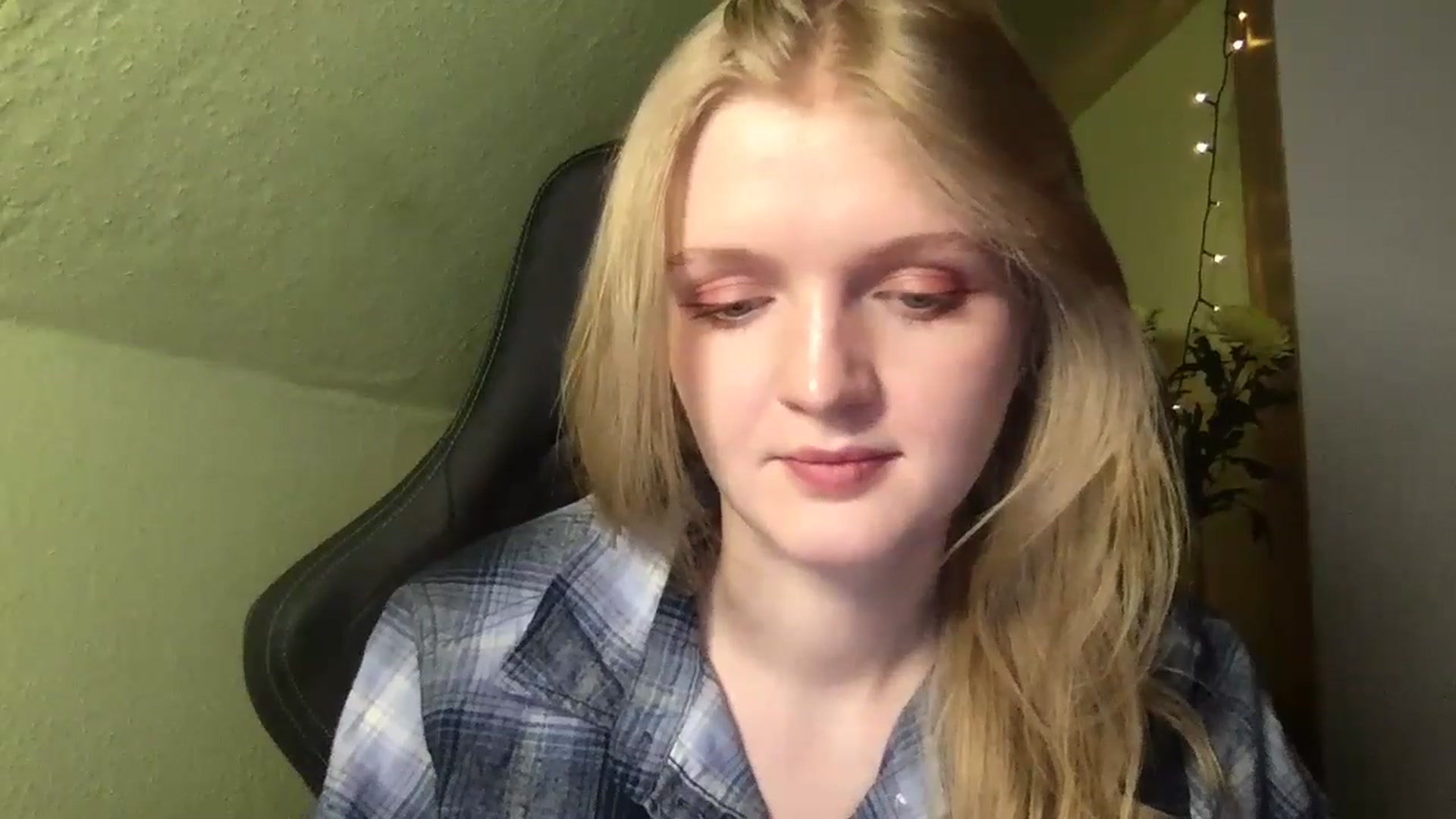 Gallery image thumbnail from Lovely_Kitten's myfreecams stream on, 05/04/2026, 21:45 image 19 of 20