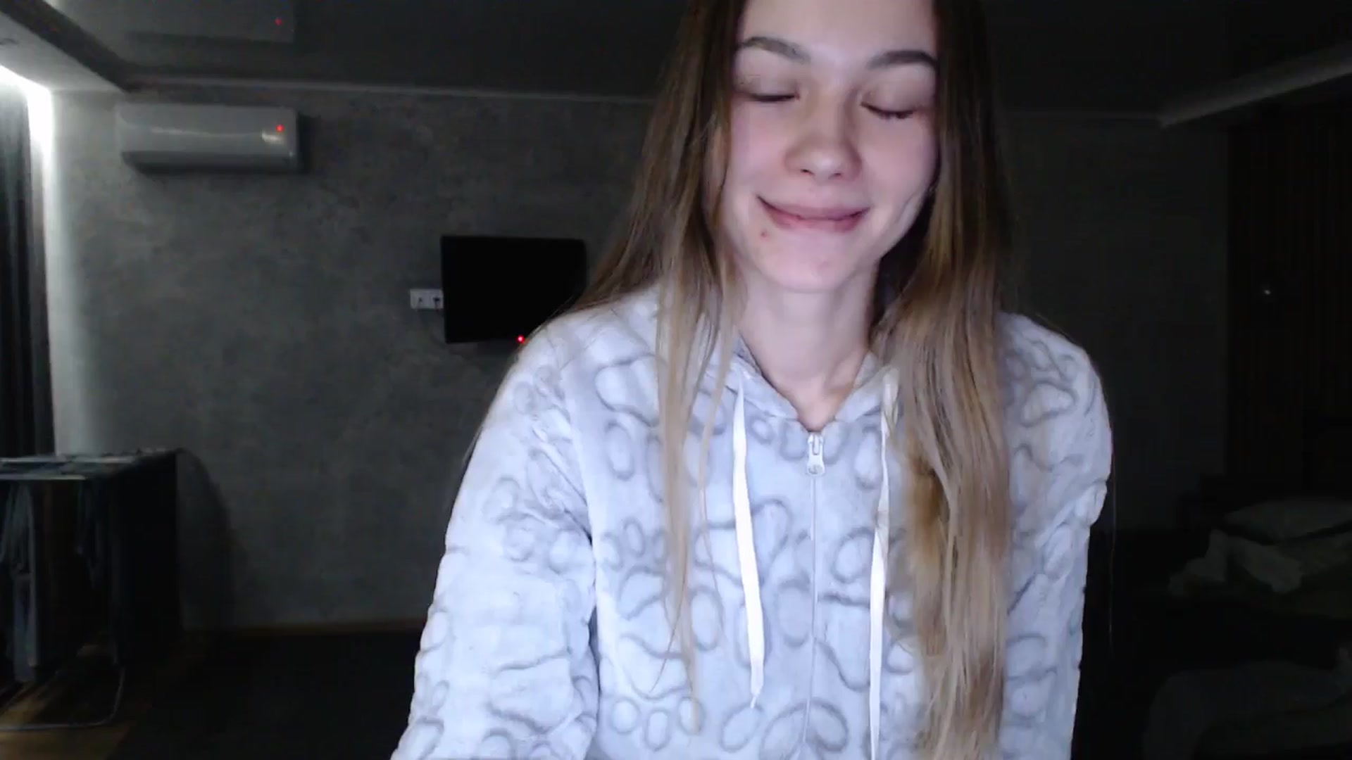 Gallery image thumbnail from Lovely_NataUA's myfreecams stream on, 01/18/2026, 24:35 image 4 of 20
