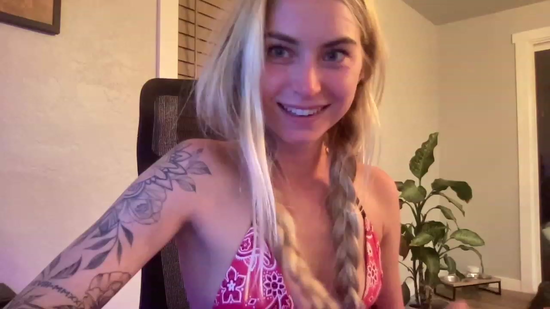 Gallery image thumbnail from Lovelyemilia's myfreecams stream on, 07/31/2023, 05:46 image 1 of 20