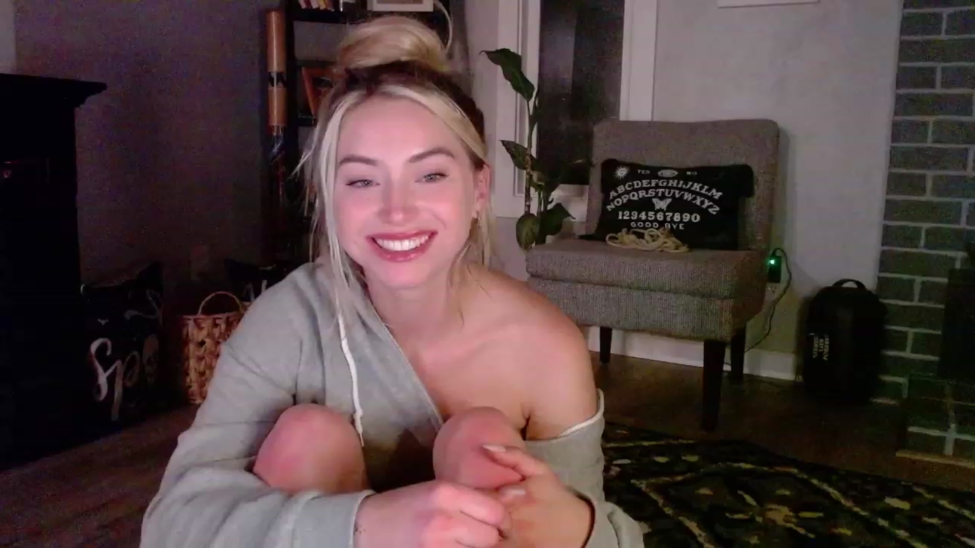 Gallery image thumbnail from Lovelyemilia's myfreecams stream on, 10/18/2023, 06:41 image 14 of 20