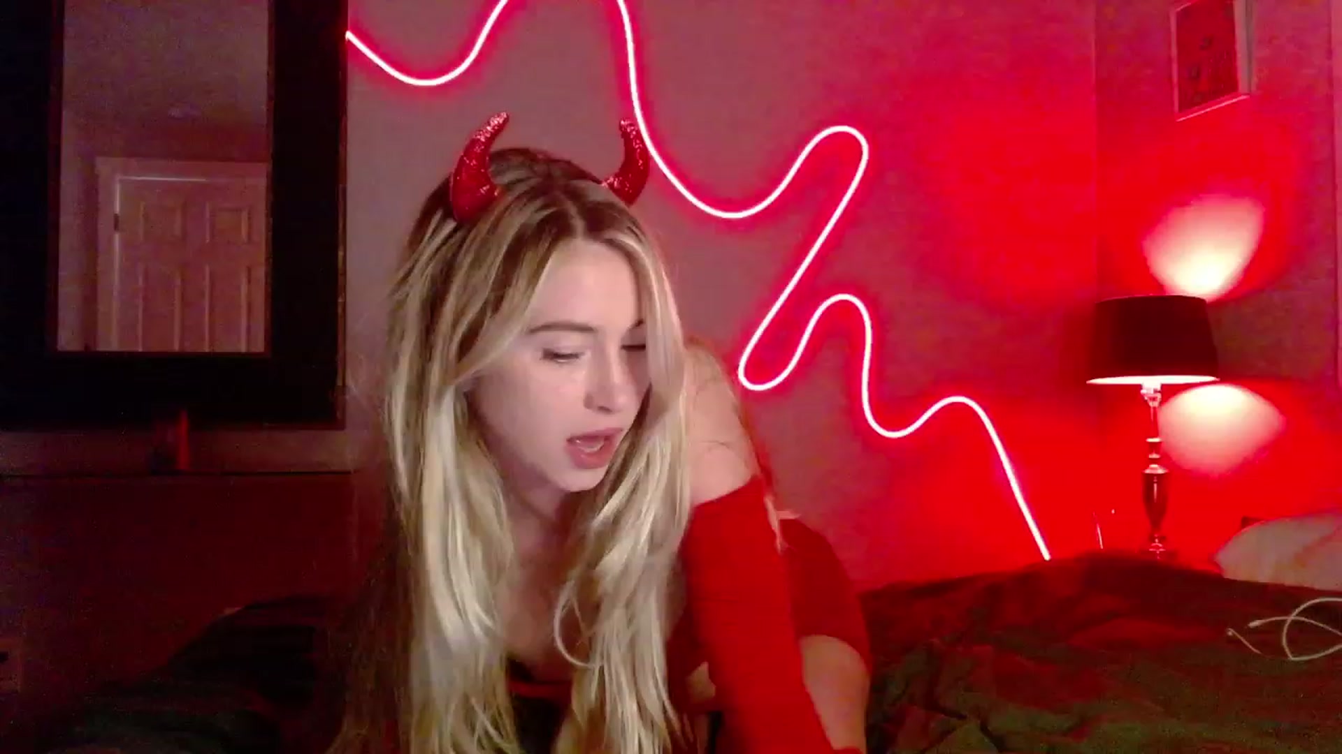 Gallery image thumbnail from Lovelyemilia's myfreecams stream on, 10/24/2023, 05:04 image 1 of 20