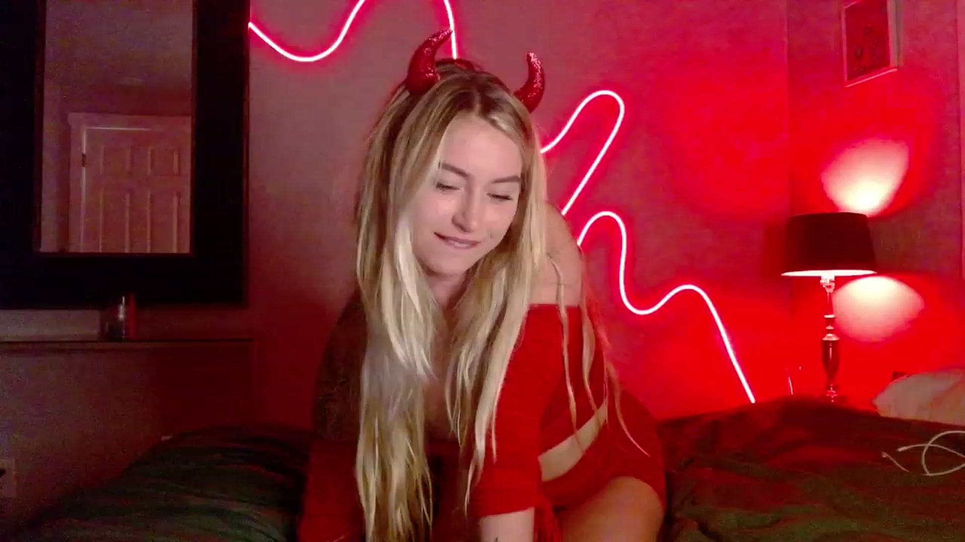 Gallery image thumbnail from Lovelyemilia's myfreecams stream on, 10/24/2023, 05:04 image 2 of 20