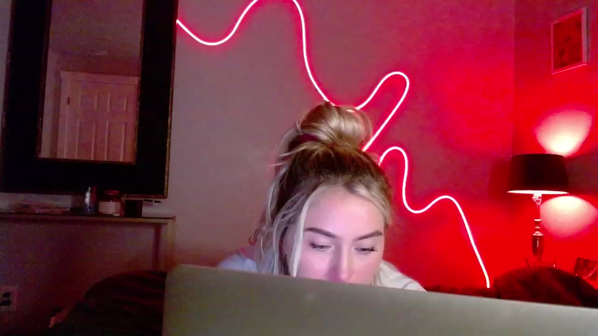 Gallery image thumbnail from Lovelyemilia's myfreecams stream on, 10/26/2023, 05:41 image 10 of 20