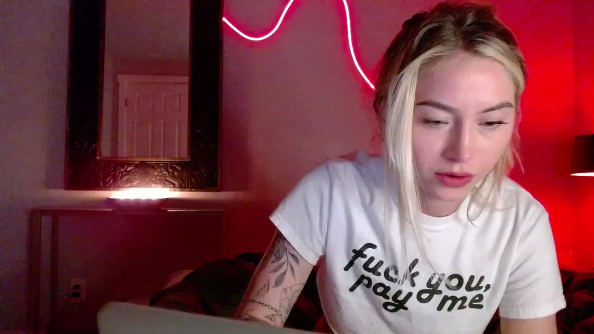 Gallery image thumbnail from Lovelyemilia's myfreecams stream on, 10/27/2023, 05:00 image 18 of 20