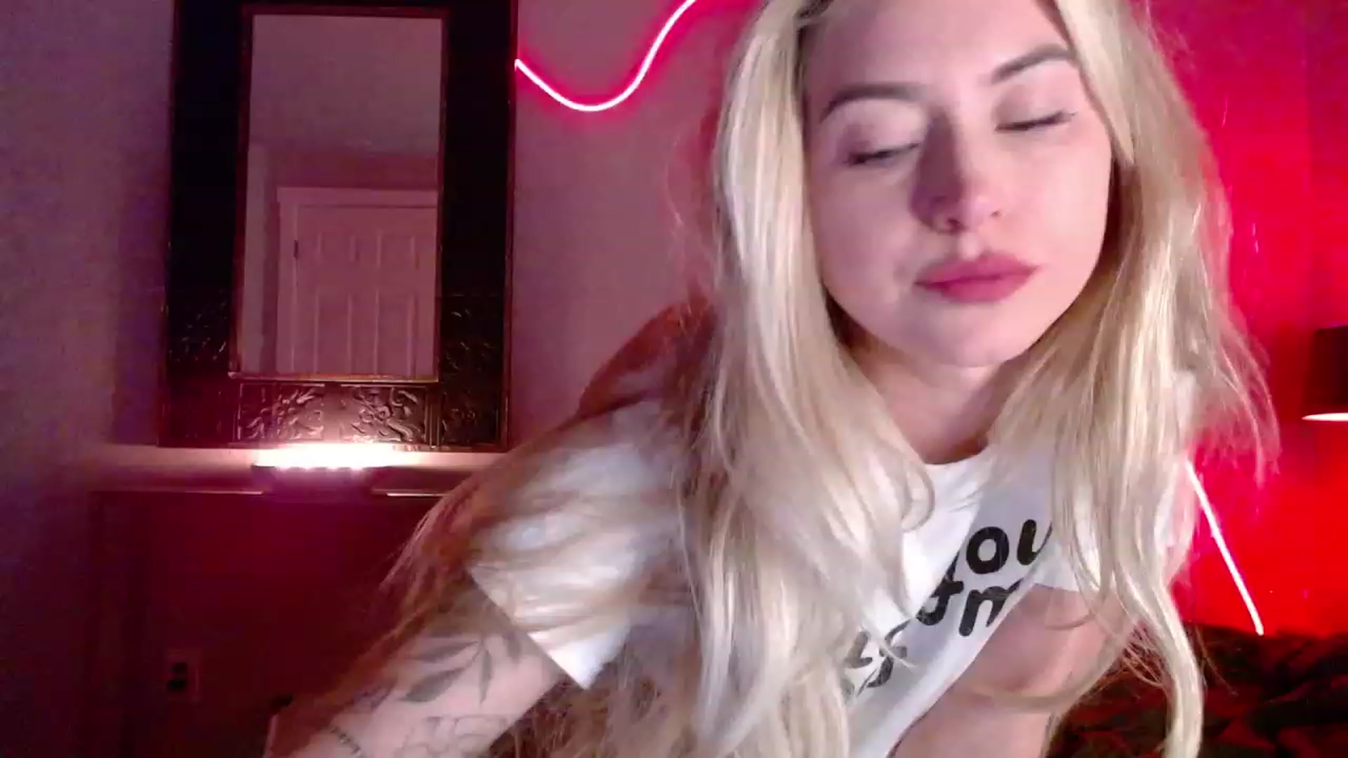 Gallery image thumbnail from Lovelyemilia's myfreecams stream on, 10/27/2023, 05:00 image 4 of 20