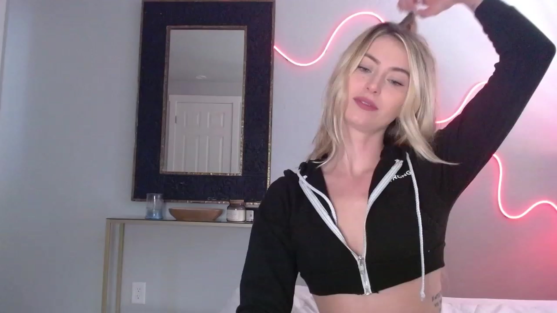 Gallery image thumbnail from Lovelyemilia's myfreecams stream on, 10/30/2023, 20:49 image 5 of 20