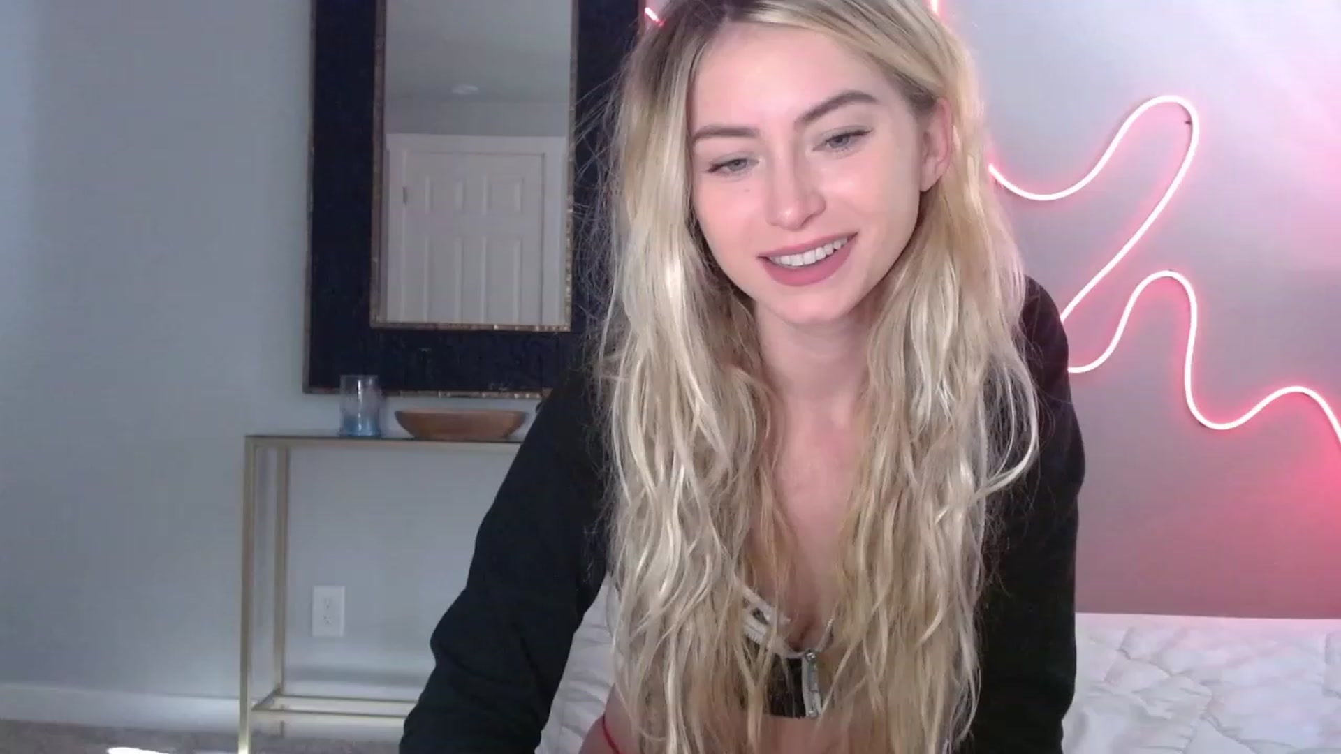 Gallery image thumbnail from Lovelyemilia's myfreecams stream on, 10/30/2023, 20:49 image 16 of 20