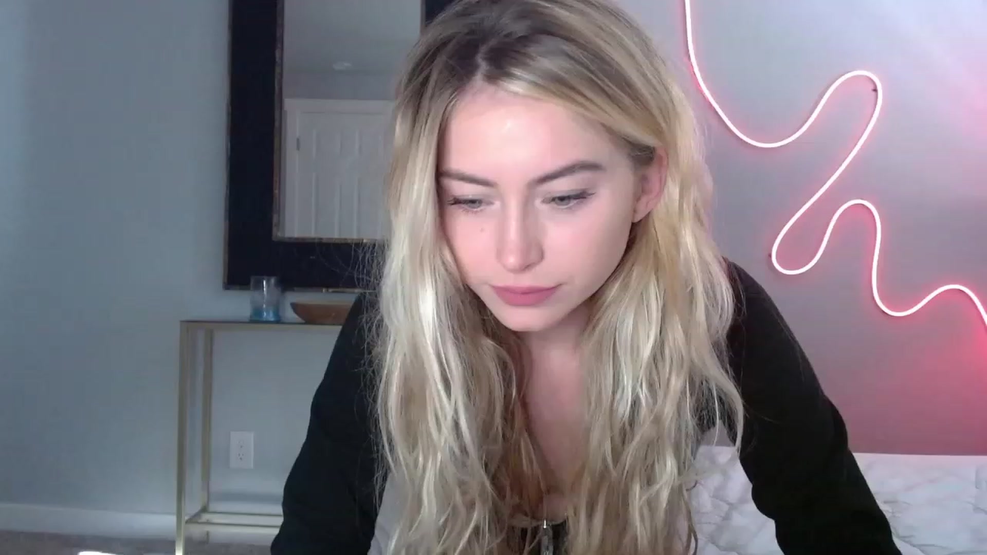 Gallery image thumbnail from Lovelyemilia's myfreecams stream on, 10/30/2023, 20:49 image 15 of 20