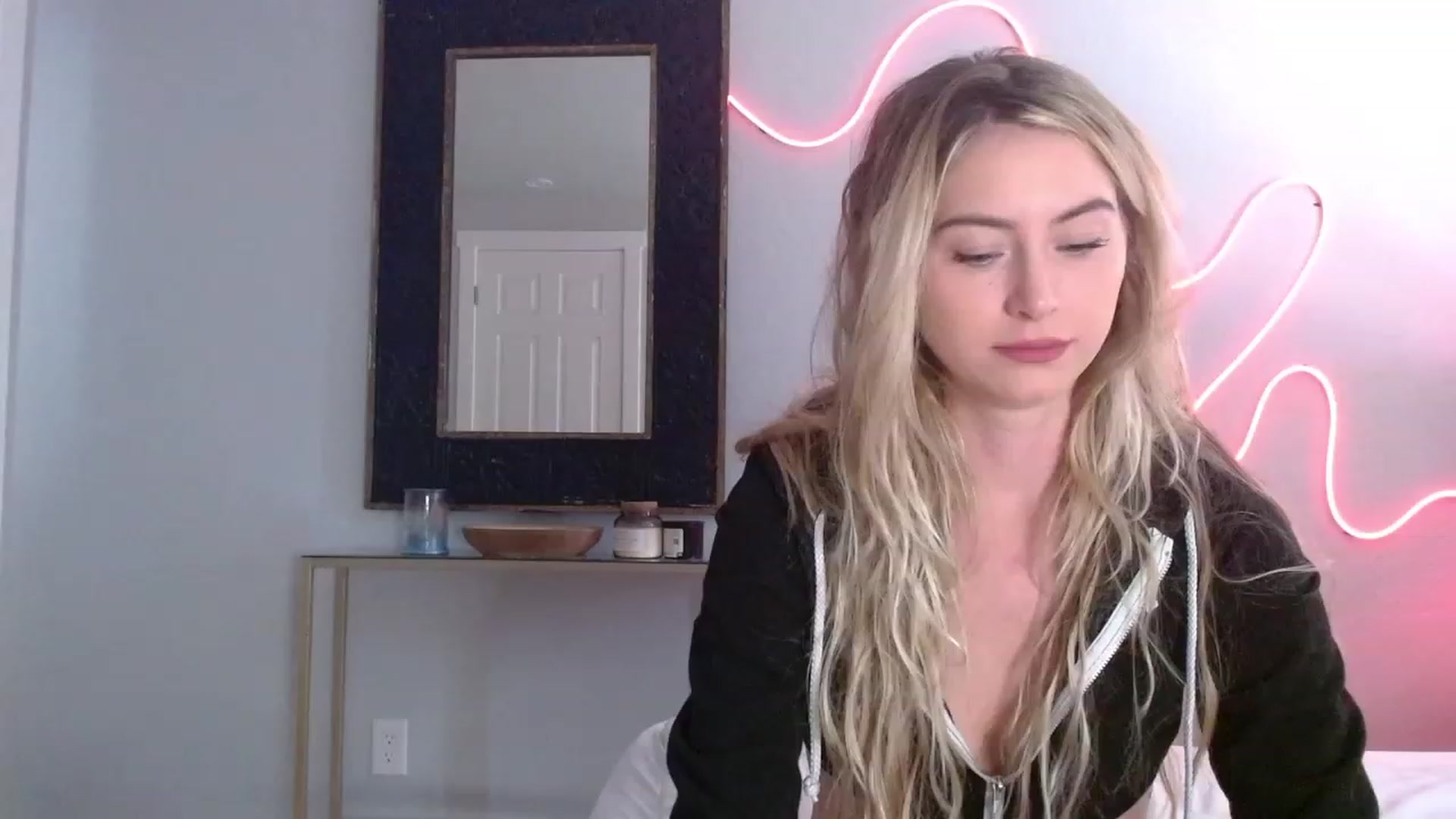 Gallery image thumbnail from Lovelyemilia's myfreecams stream on, 10/30/2023, 20:49 image 2 of 20