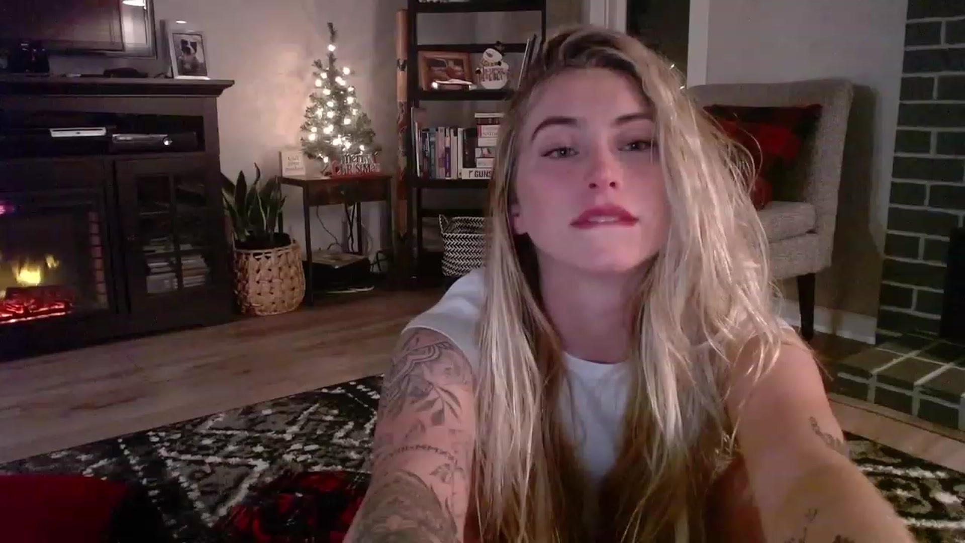 Gallery image thumbnail from Lovelyemilia's myfreecams stream on, 11/14/2023, 06:20 image 12 of 20