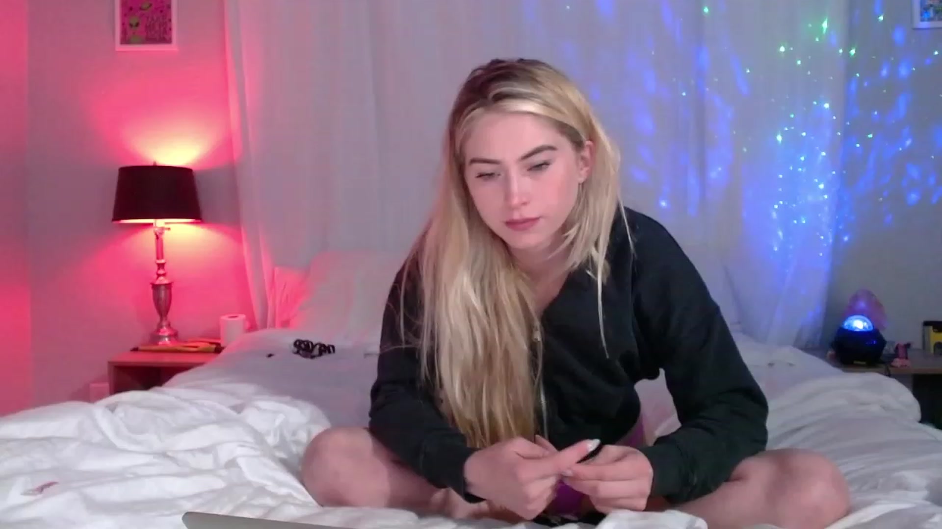 Gallery image thumbnail from Lovelyemilia's myfreecams stream on, 11/15/2023, 23:10 image 1 of 20