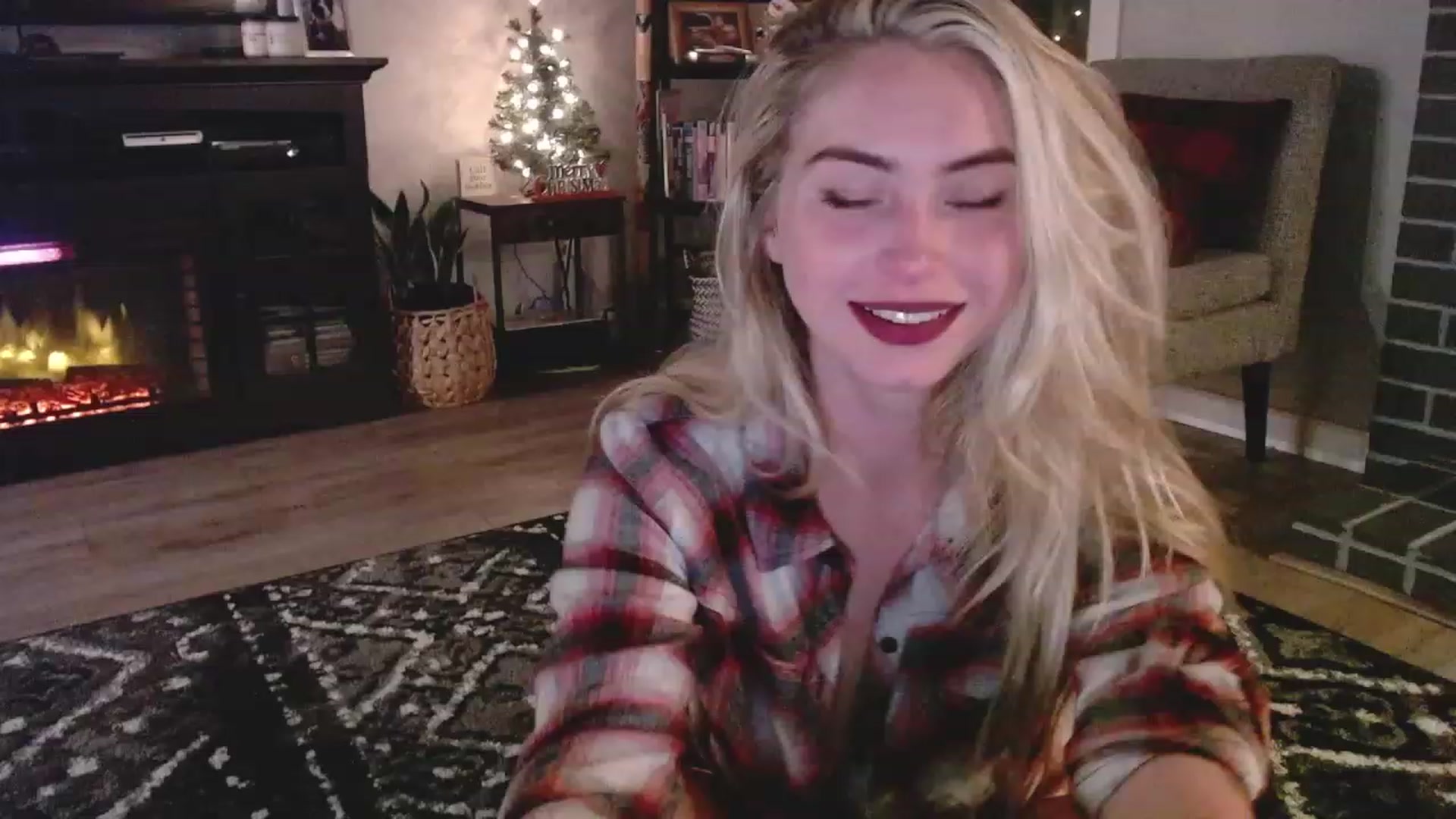 Gallery image thumbnail from Lovelyemilia's myfreecams stream on, 11/16/2023, 06:02 image 18 of 20