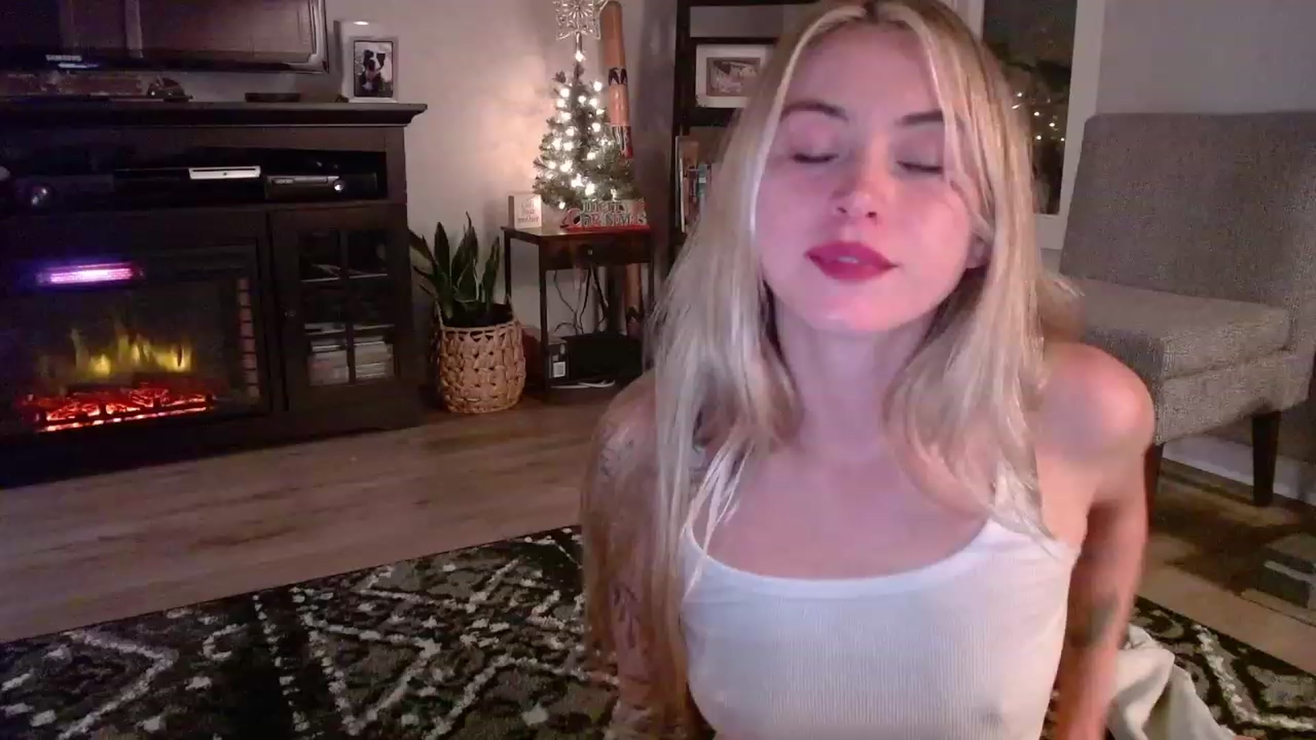 Gallery image thumbnail from Lovelyemilia's myfreecams stream on, 11/21/2023, 05:37 image 10 of 20