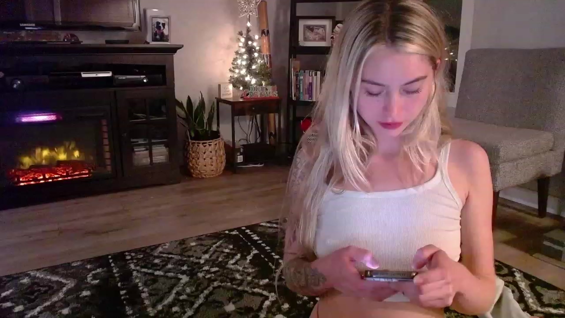 Gallery image thumbnail from Lovelyemilia's myfreecams stream on, 11/21/2023, 05:37 image 11 of 20