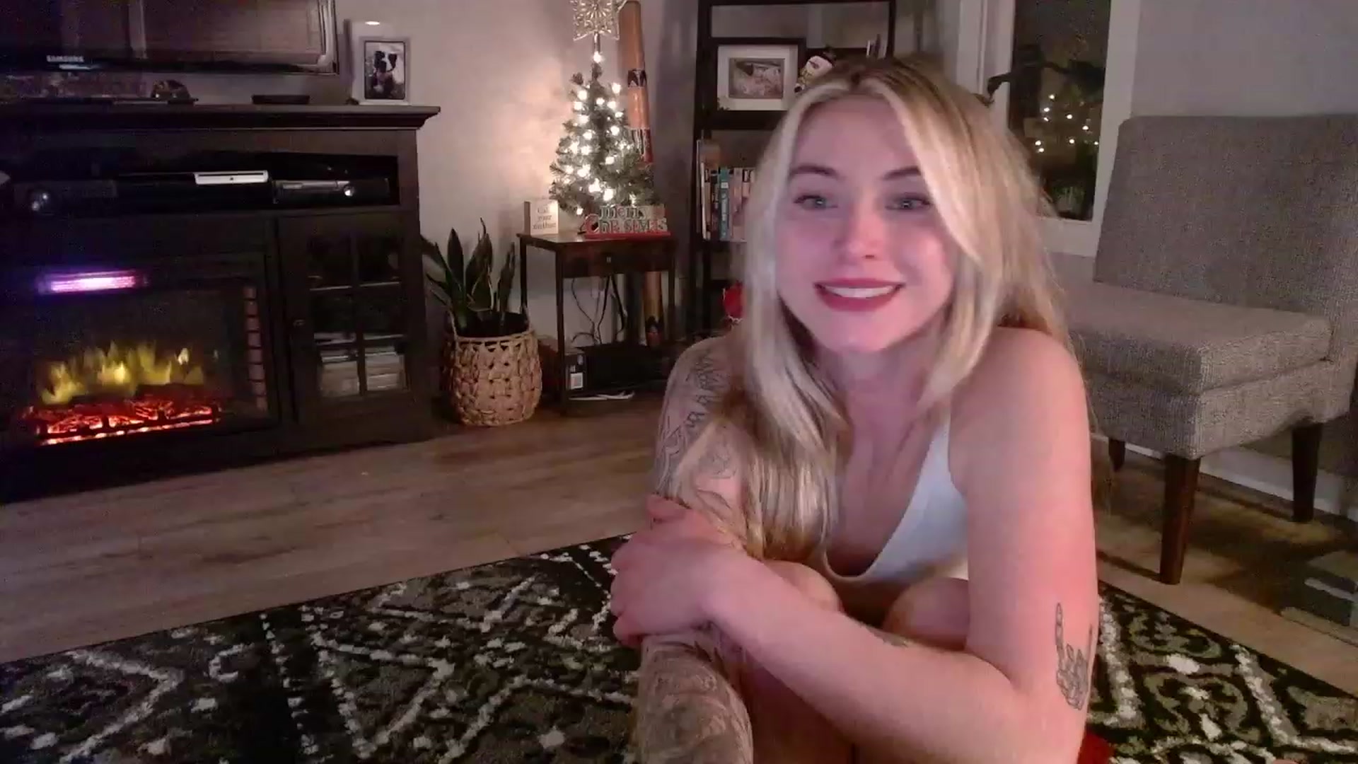 Gallery image thumbnail from Lovelyemilia's myfreecams stream on, 11/21/2023, 05:37 image 18 of 20