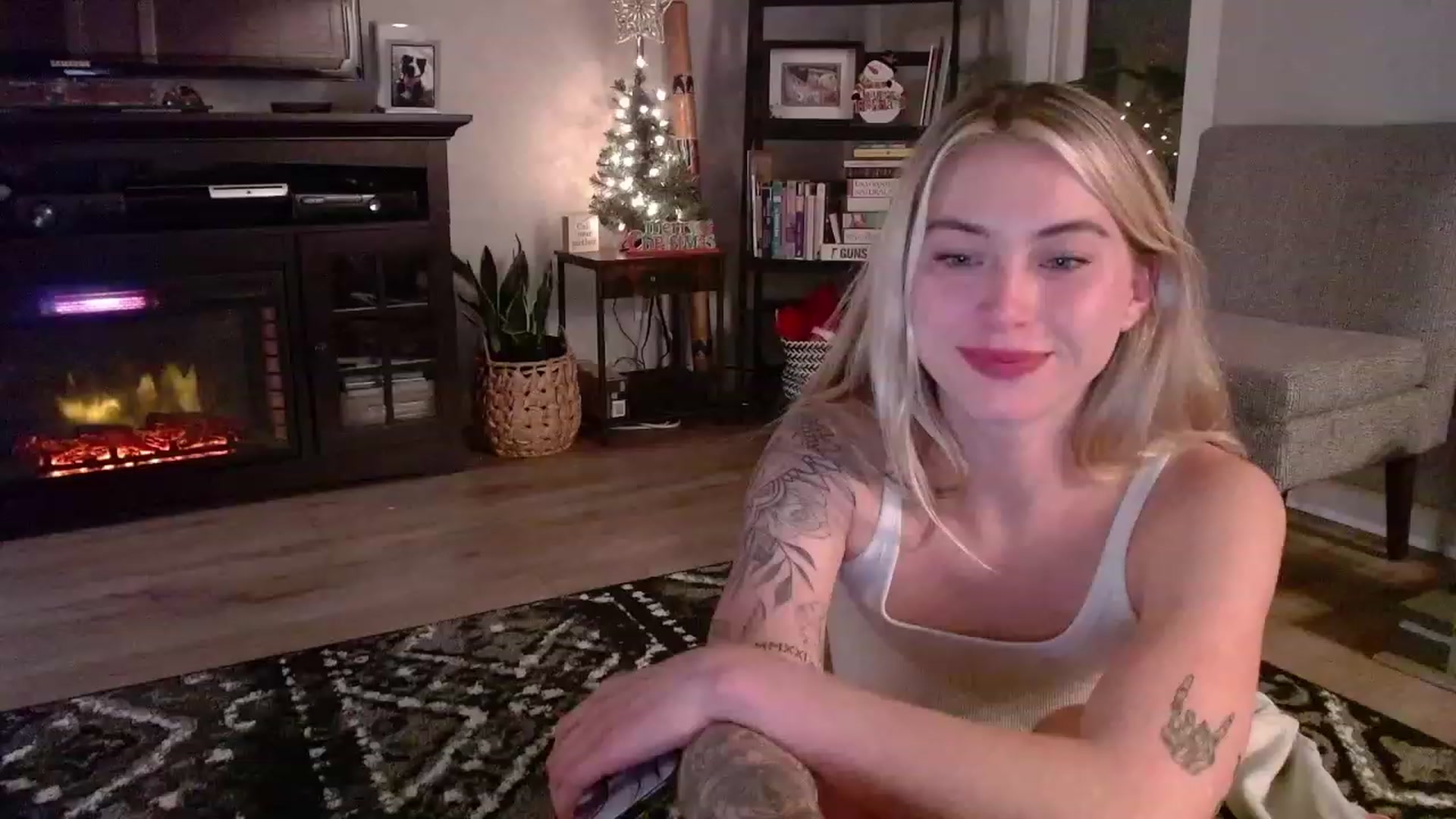Gallery image thumbnail from Lovelyemilia's myfreecams stream on, 11/21/2023, 05:37 image 9 of 20